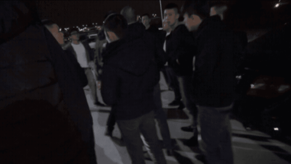 警方在長順街堤外發現涉案車輛和二十多名青少年。