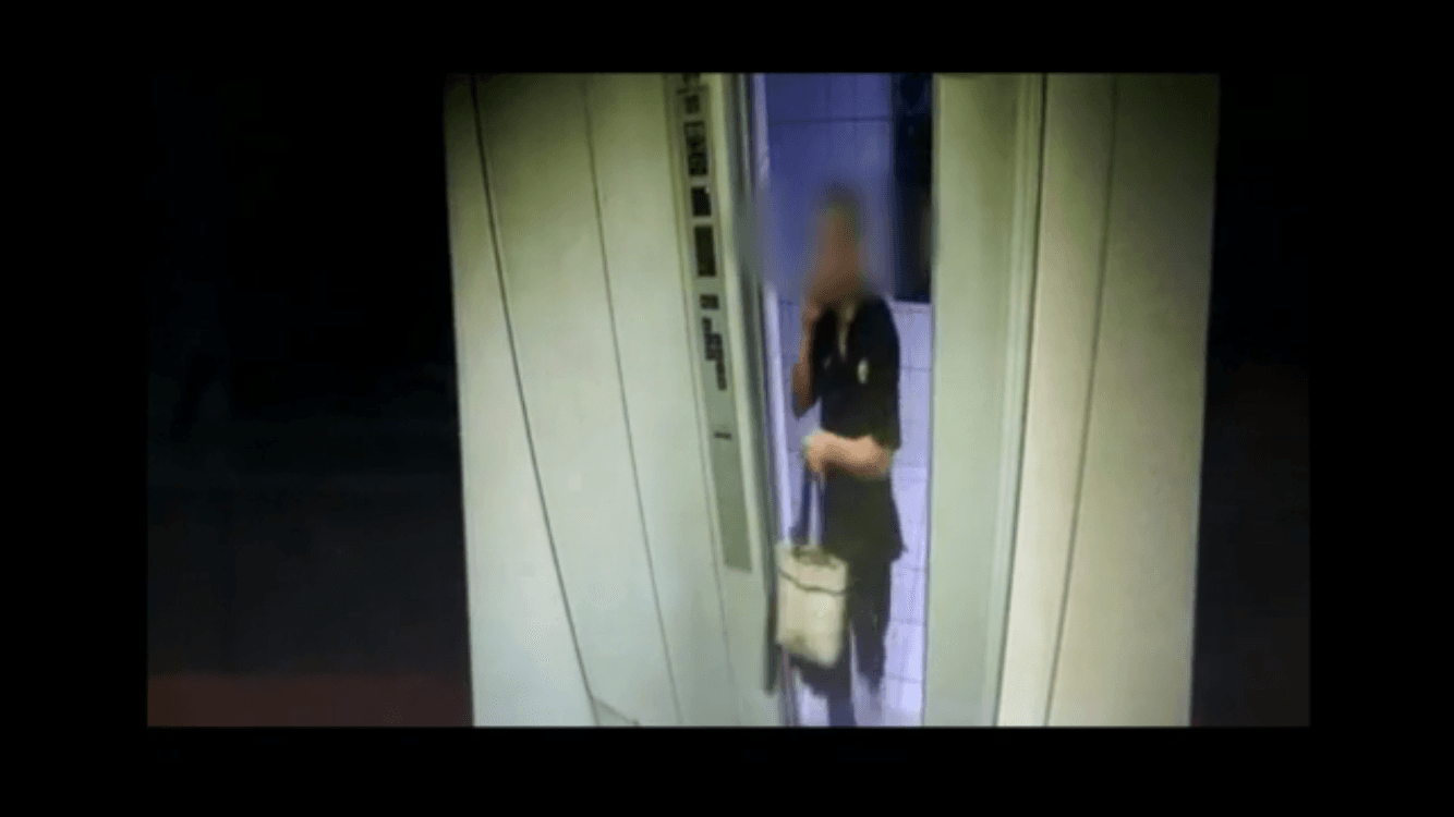 吳嫌在犯案後搜刮女友財物和證件，逃亡時不忘將陳女手提包帶走。