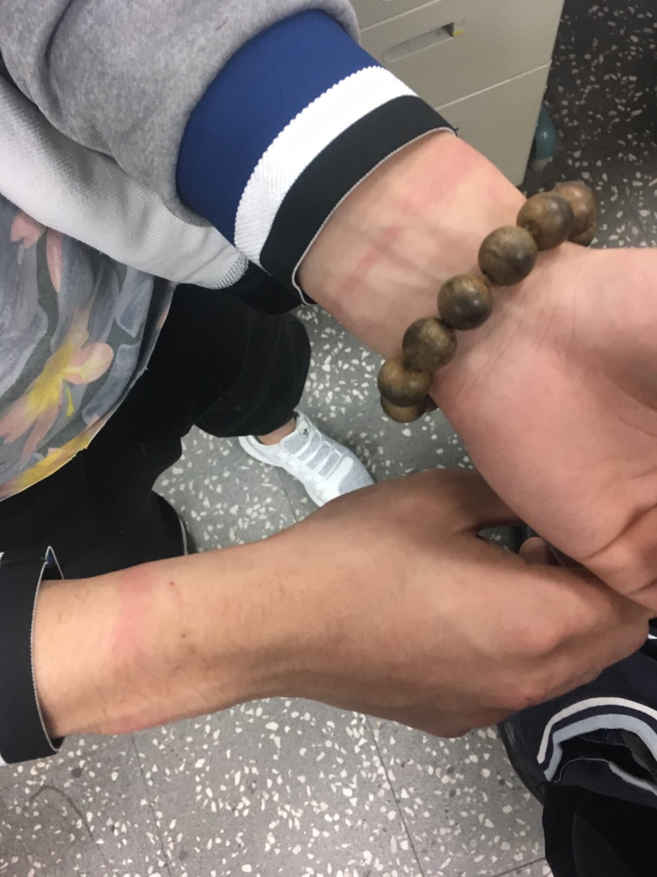 受害者李男遭塑膠束繩綑綁,手留下遭綁痕跡。