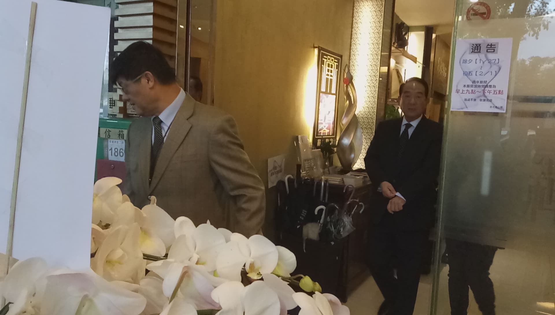 宋楚瑜(右)下午4時左右,在祕書魏志中(左)陪同下離開靈堂。