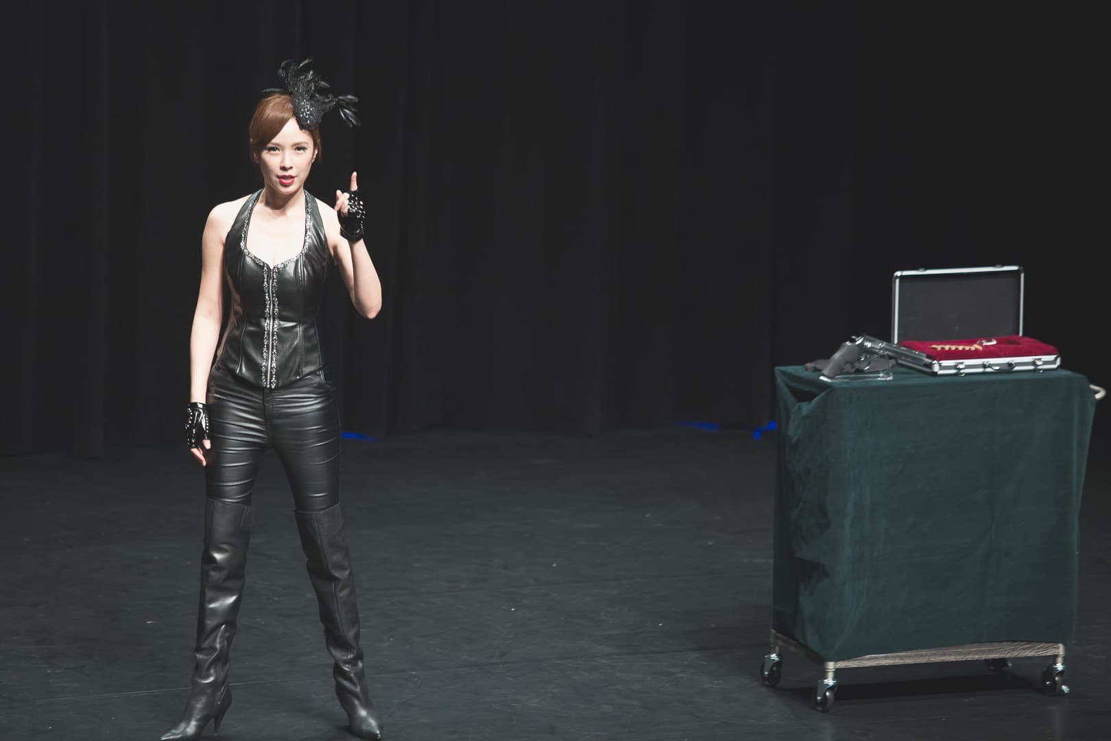 為了演出魔術師，天心上了近半個月的魔術課，經過專業指導後她的架式十足。