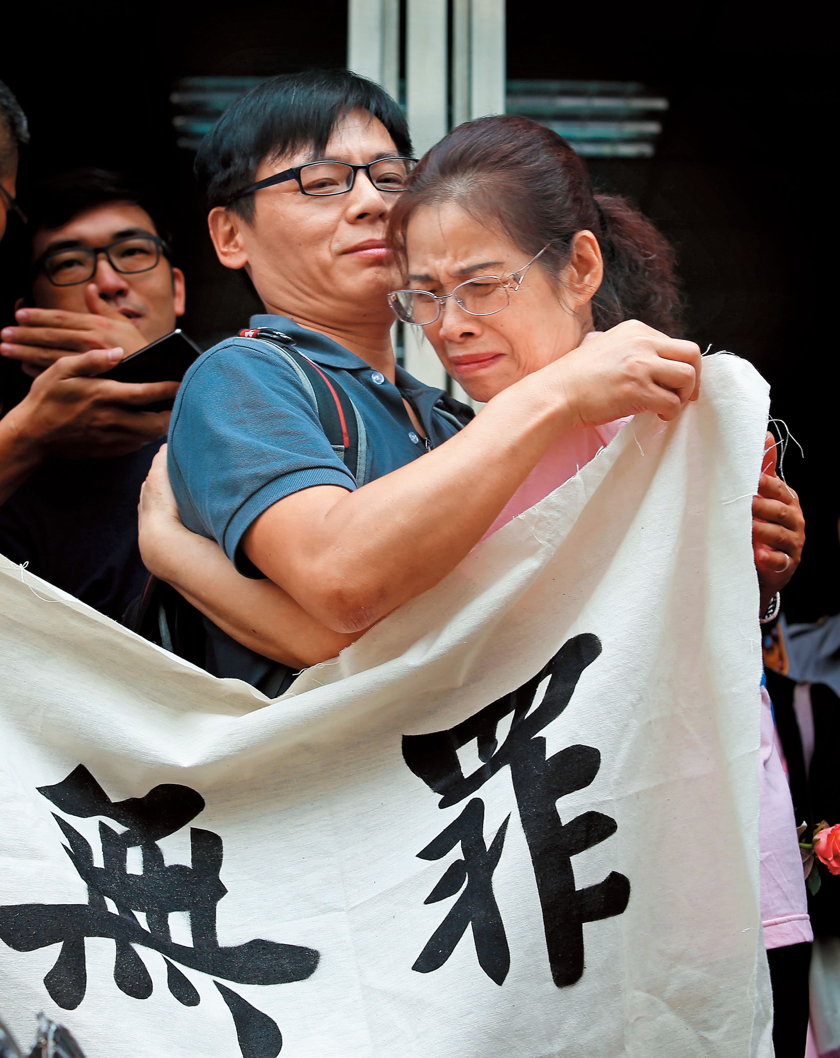 2015年9月1日更九審，法院宣判徐自強（右2）無罪，全場歡呼，徐媽媽（右1）激動得說不出話。