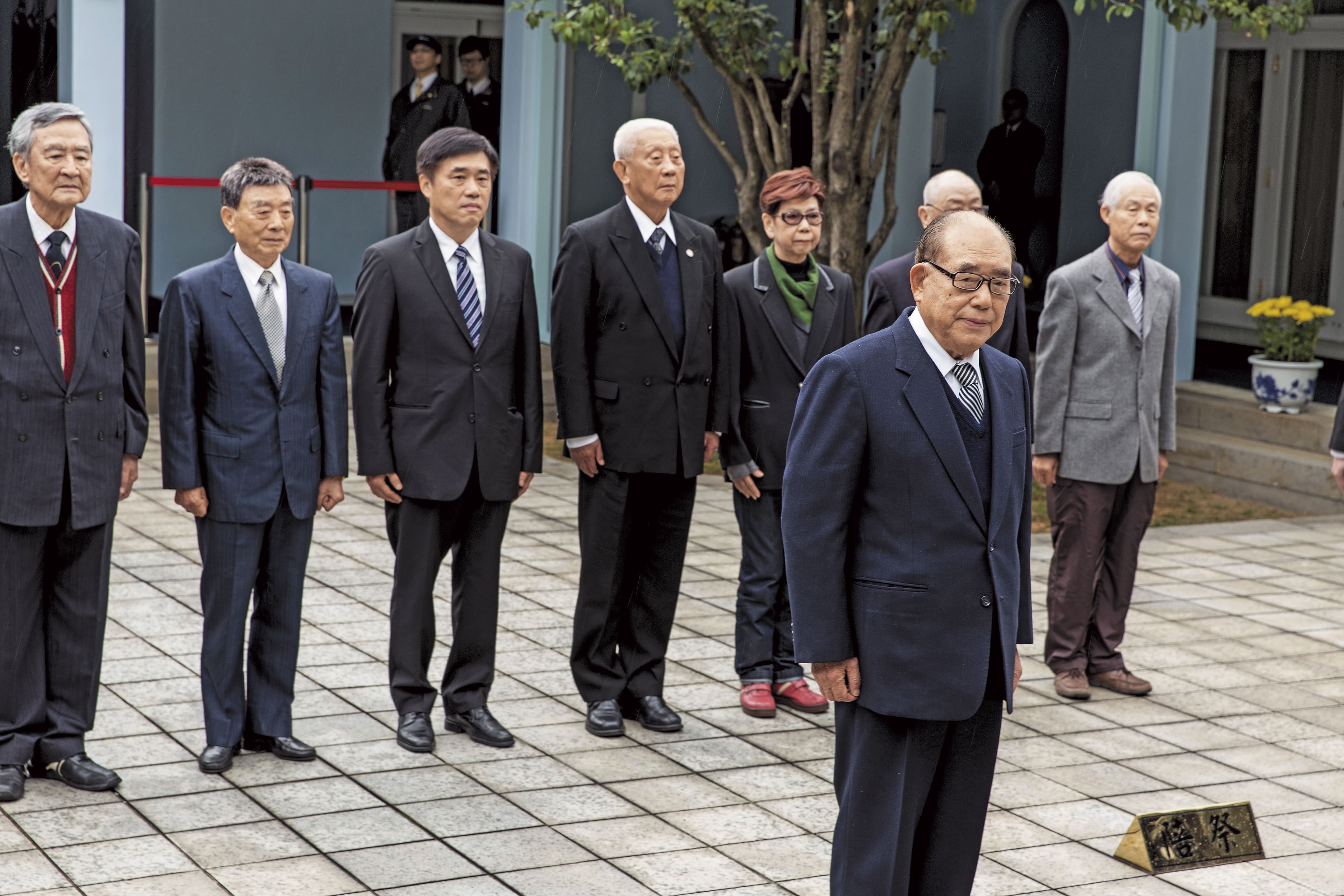 前台北市長郝龍斌赴頭寮謁靈時,與父親郝柏村及軍系人馬同行,展現在黃復興的雄厚實力。