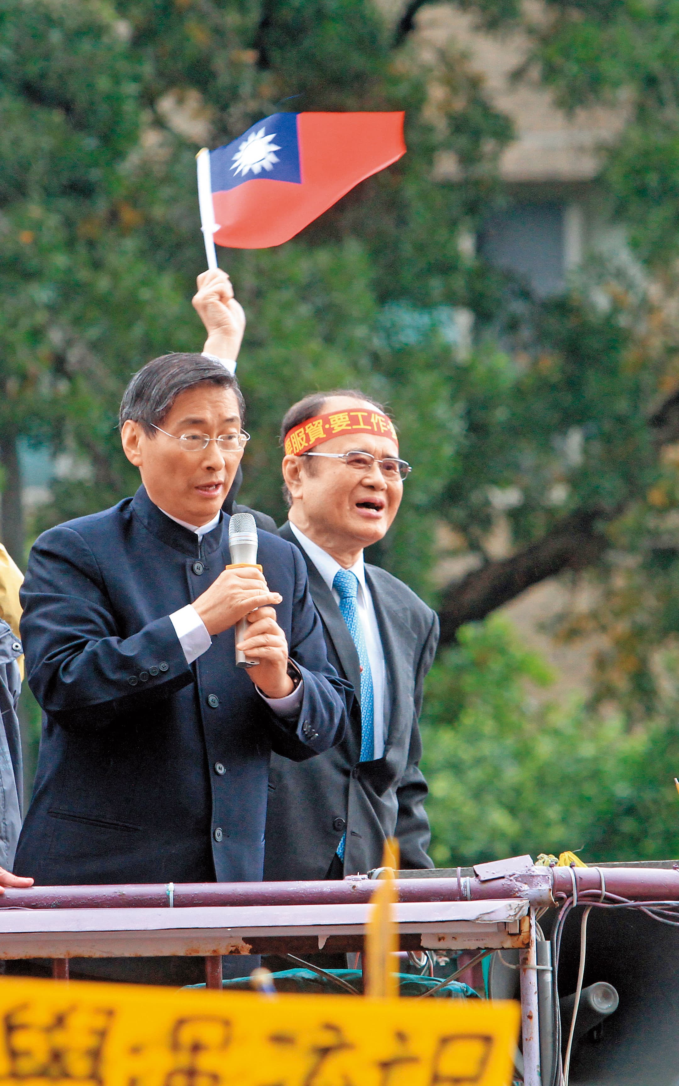 2014年4月,太陽花學運學生占領立法院時,,張安樂曾率眾到現場與學生嗆聲,雙方爆發推擠衝突。