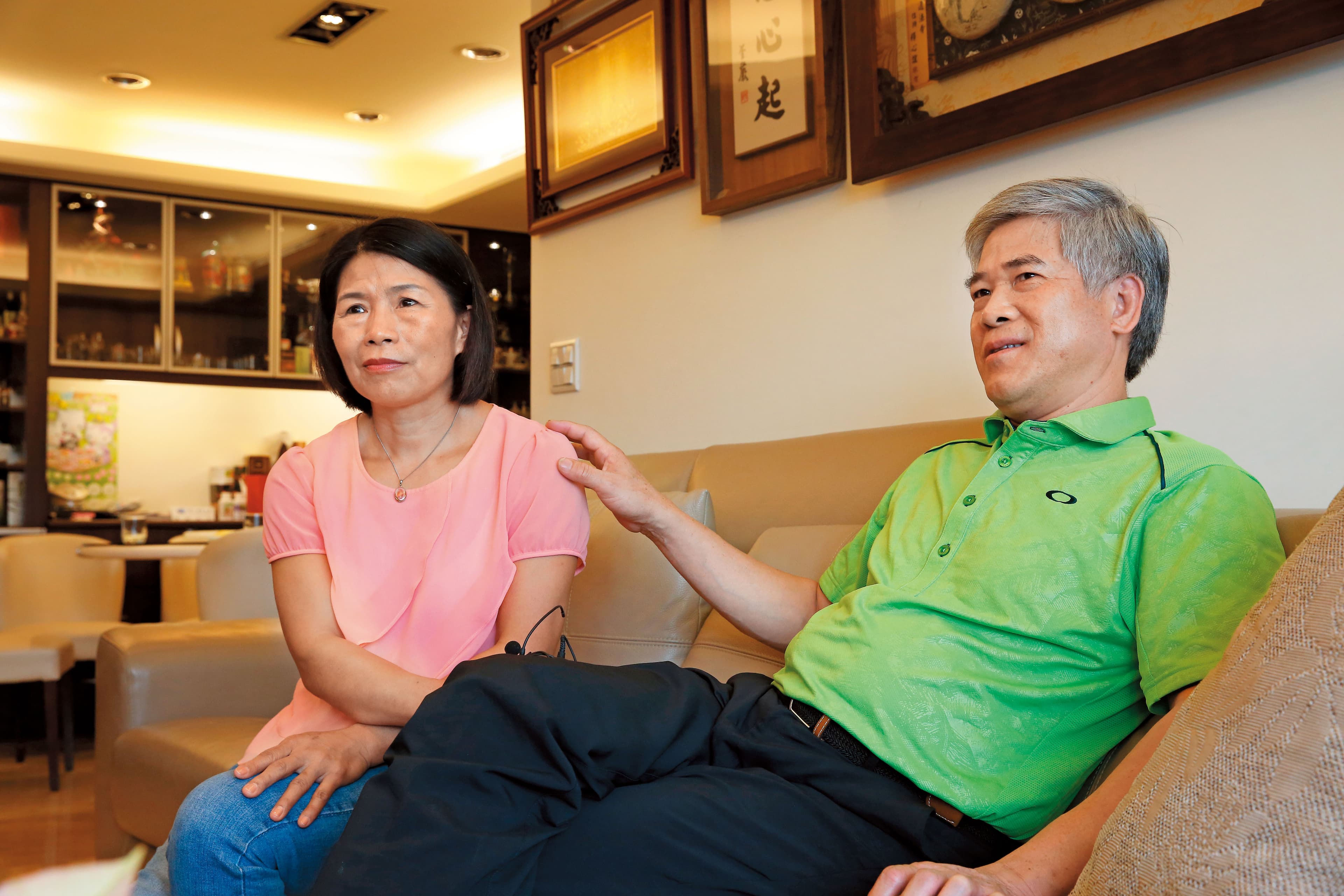 陳彬(右)與李婉霓(左)回憶第一次去戈壁看兒子比賽的經過,馬上露出既憂慮又難過的表情。