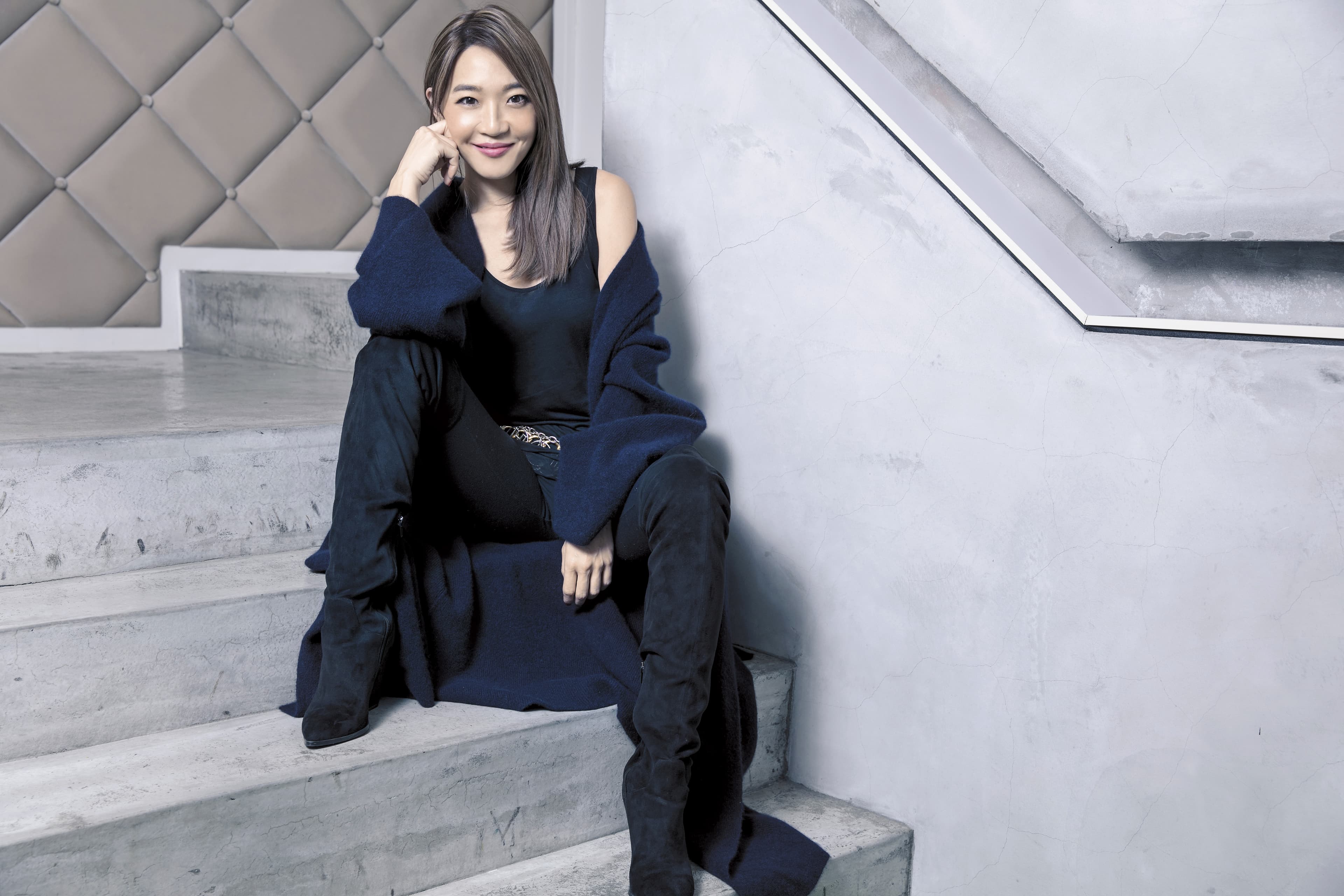 舊：CHANEL金色腰帶。約NT$13,000；CHANEL金色粗鎖鍊腰帶。NT$48,500。新：Kain黑色背心。約NT$3,000；David Lerner內搭褲。NT$4,280；MISS SOFI過膝長靴。NT$5,980；THE ROW深藍色罩衫大衣。約NT$80,000