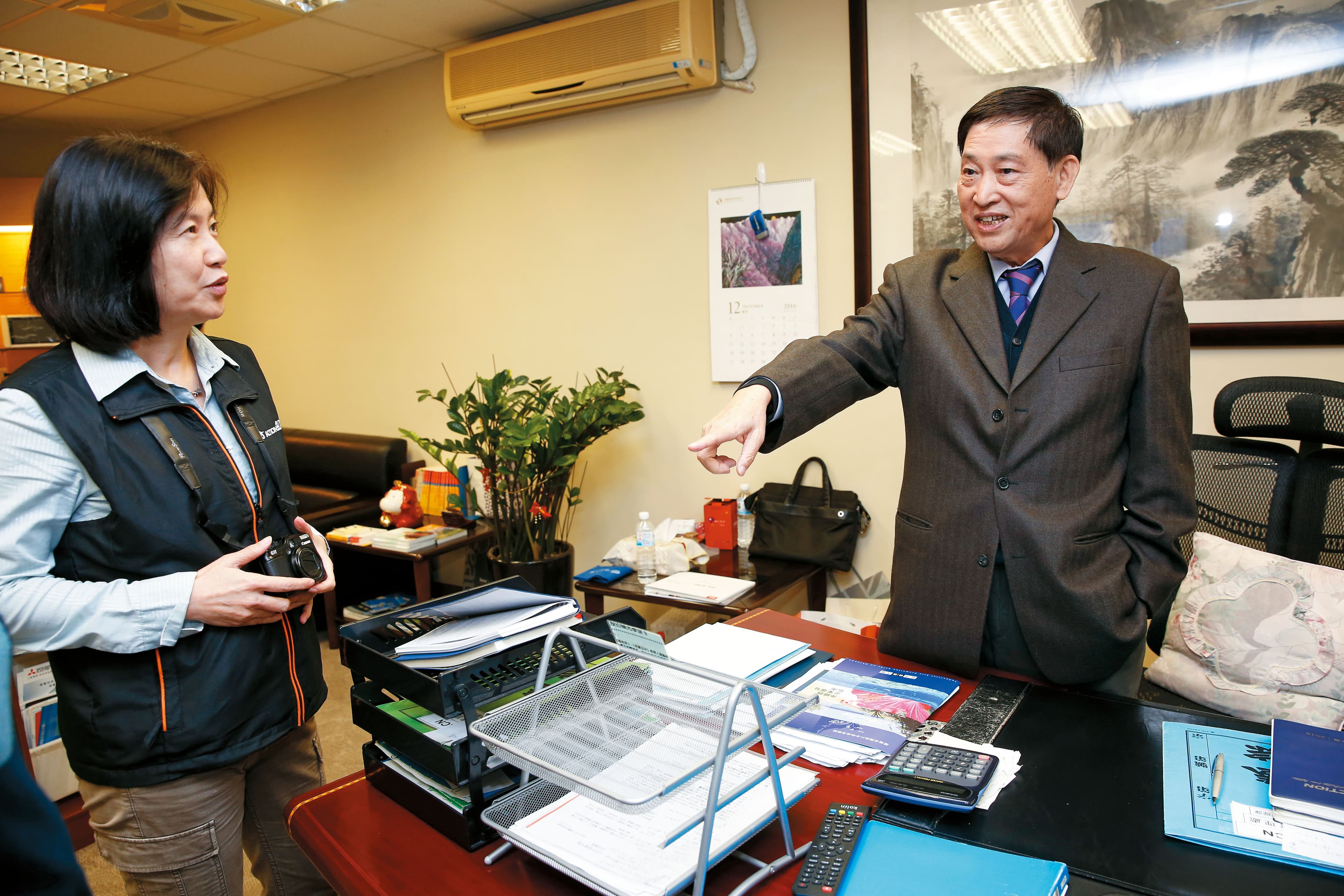 彭君平(右)每天9點準時上班,擔心給員工造成心理壓力,還會刻意準時下班。