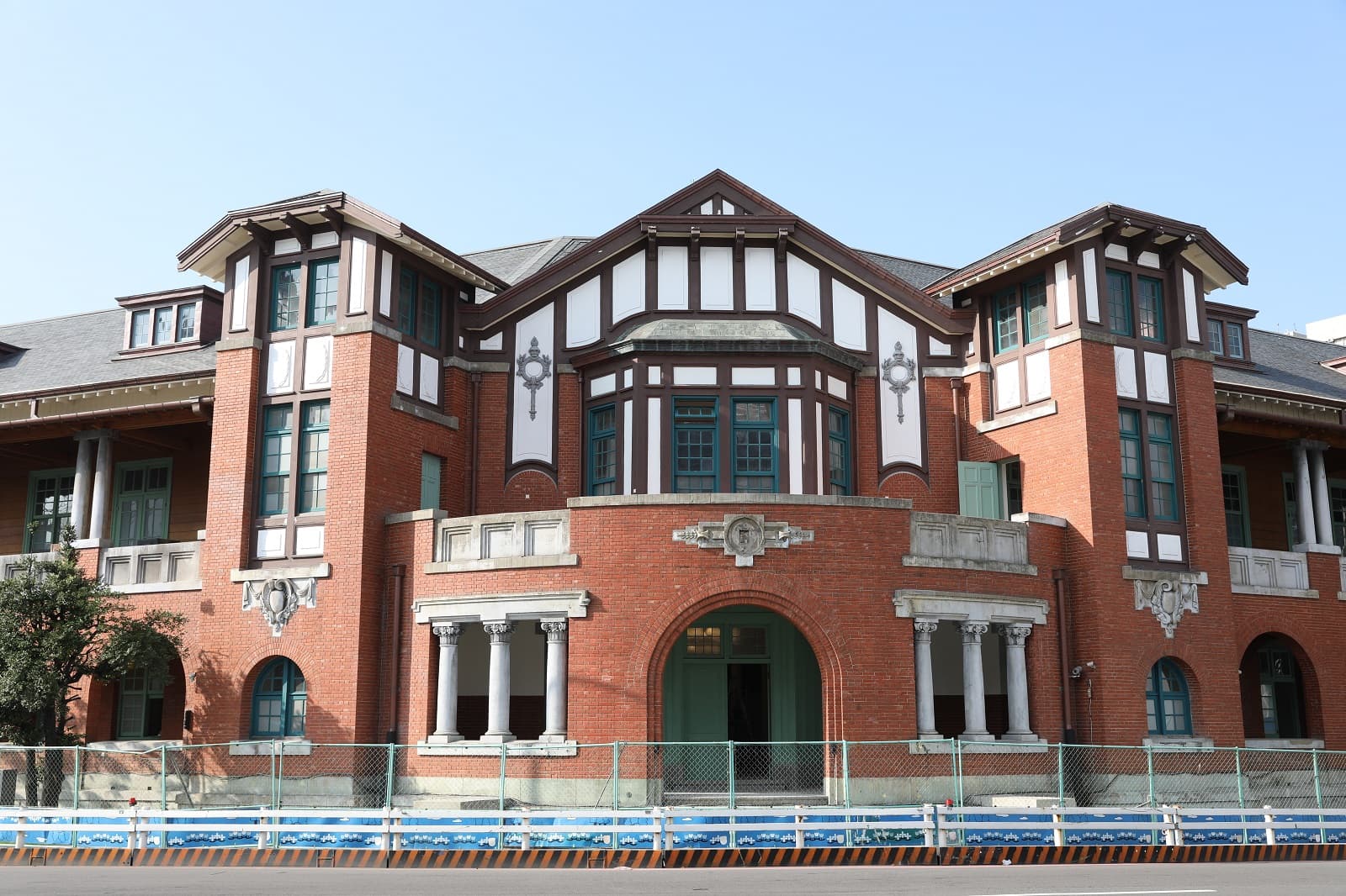 正在整修復原中的古蹟「鐵道部」，已展現出迷人的建築風采。