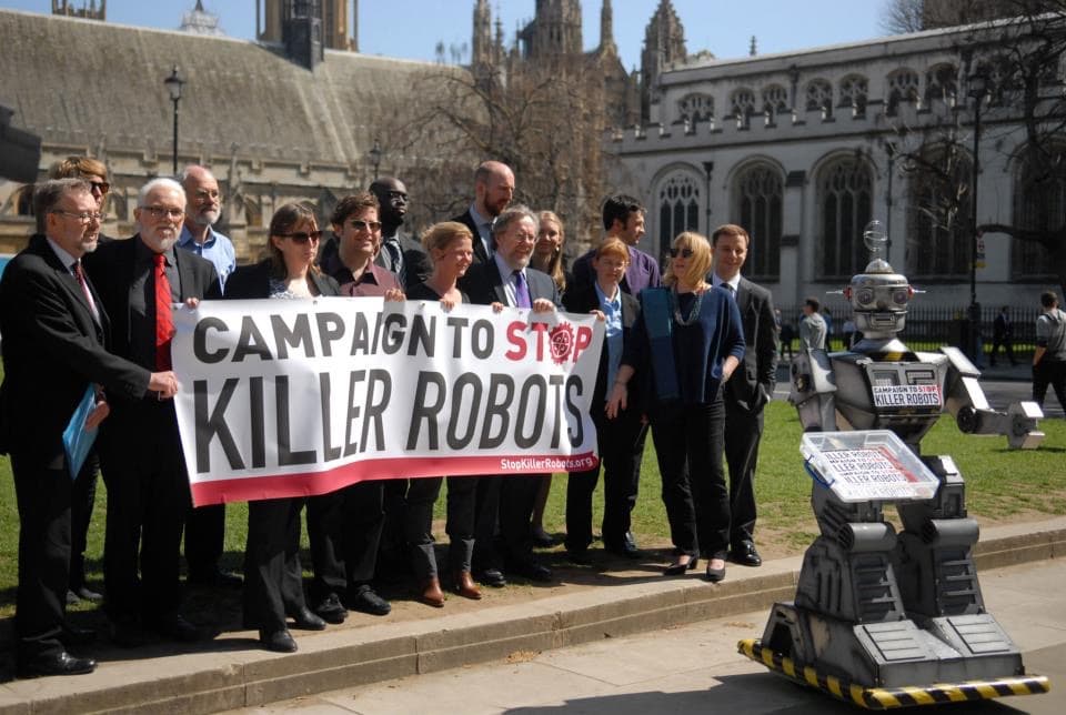 2013年4月6日在英國倫敦的反人工智慧武器示威活動。(畫面取自stopkillerrobots.org)