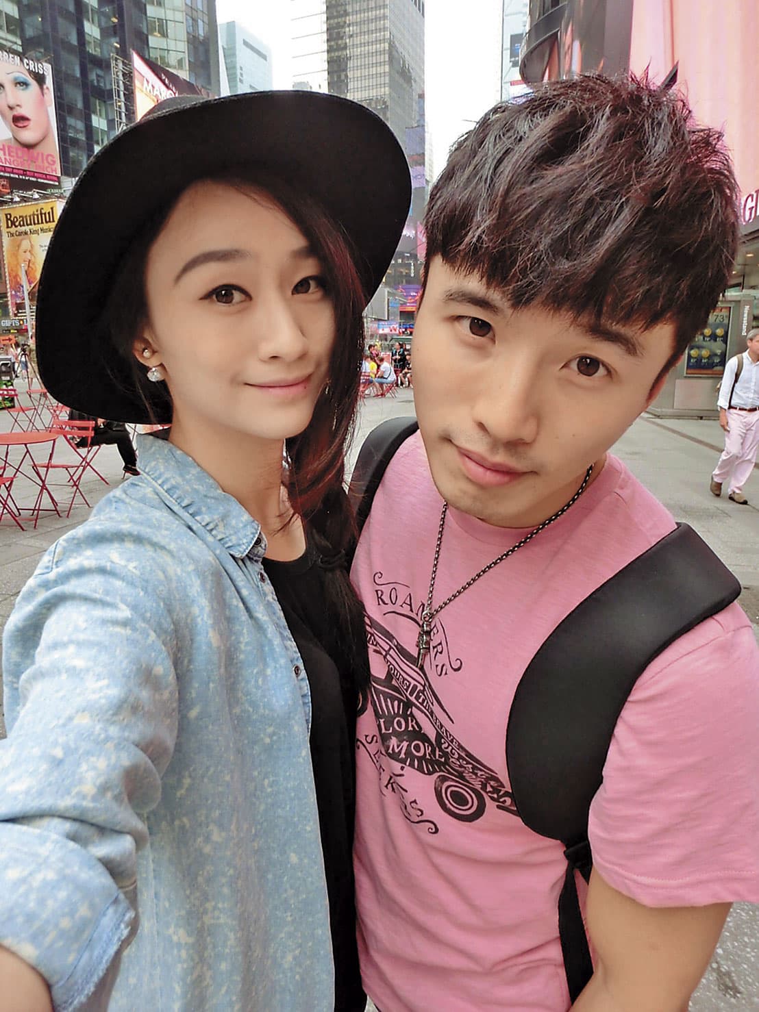 太太錢文儀（左）帶阿緯（右） 到香港品嘗點點心後，開啟他經營副業之路。（阿緯提供）
