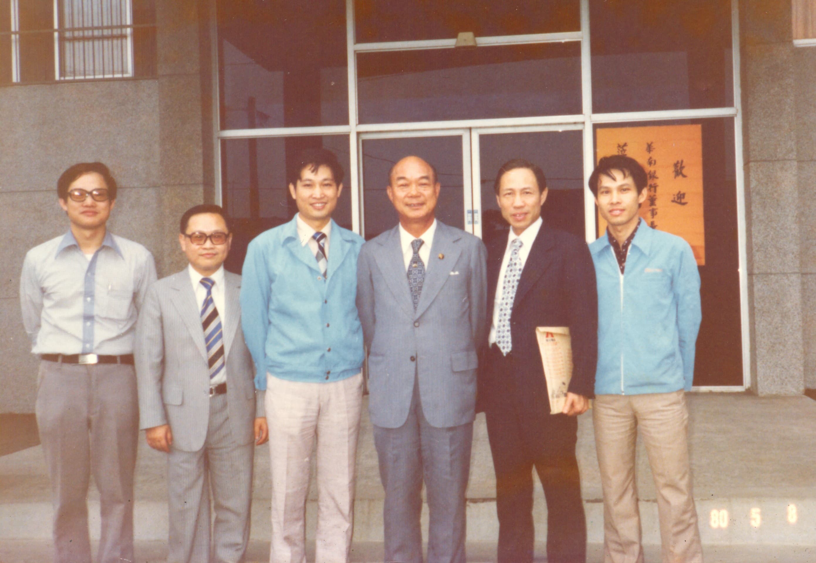 彭君平(左3)與彭君田(左1)兄弟聯手創辦憶聲電子。(憶聲提供)