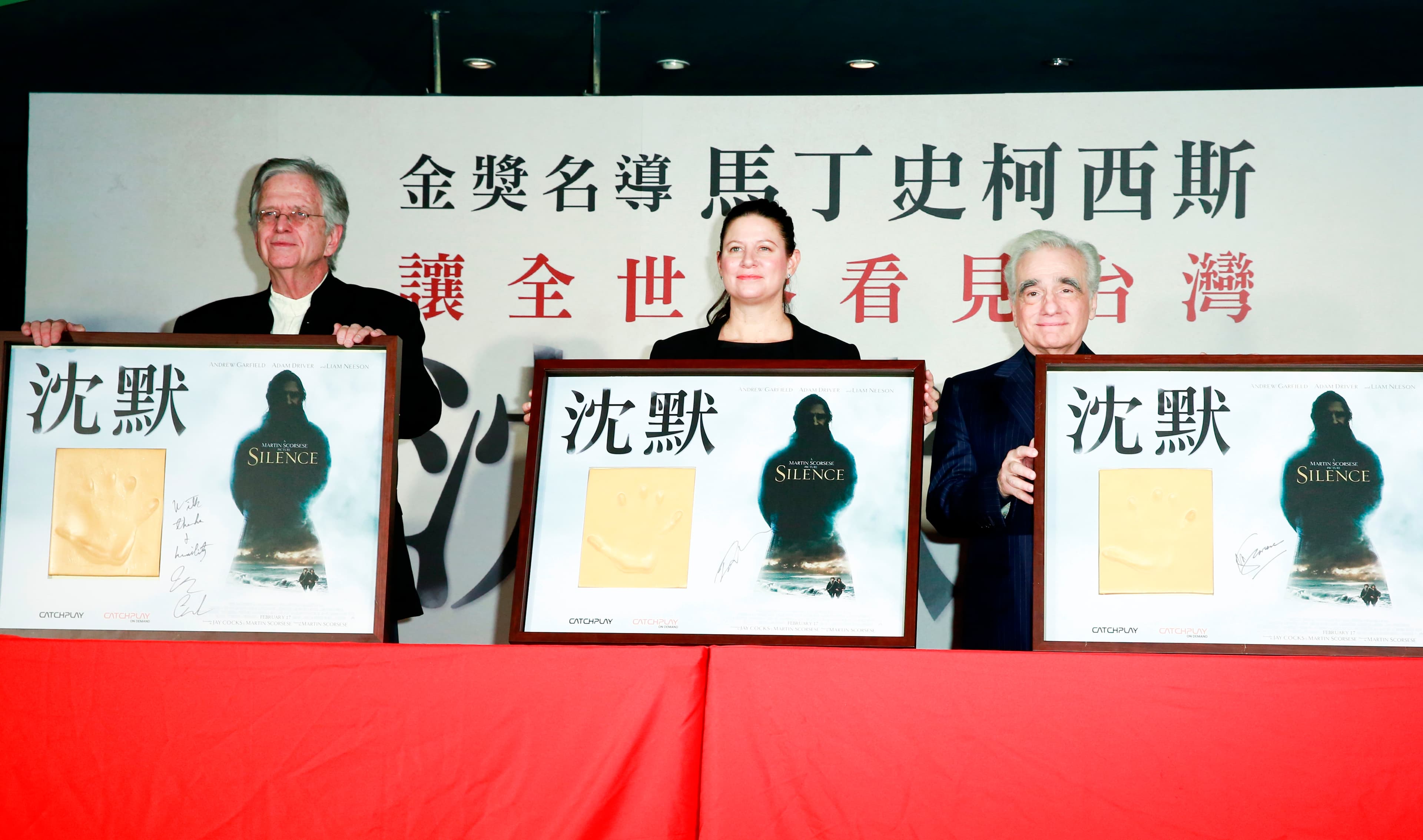 馬丁及製片、編劇3人蓋下手印簽名,為《沈默》在台首映留下紀念。