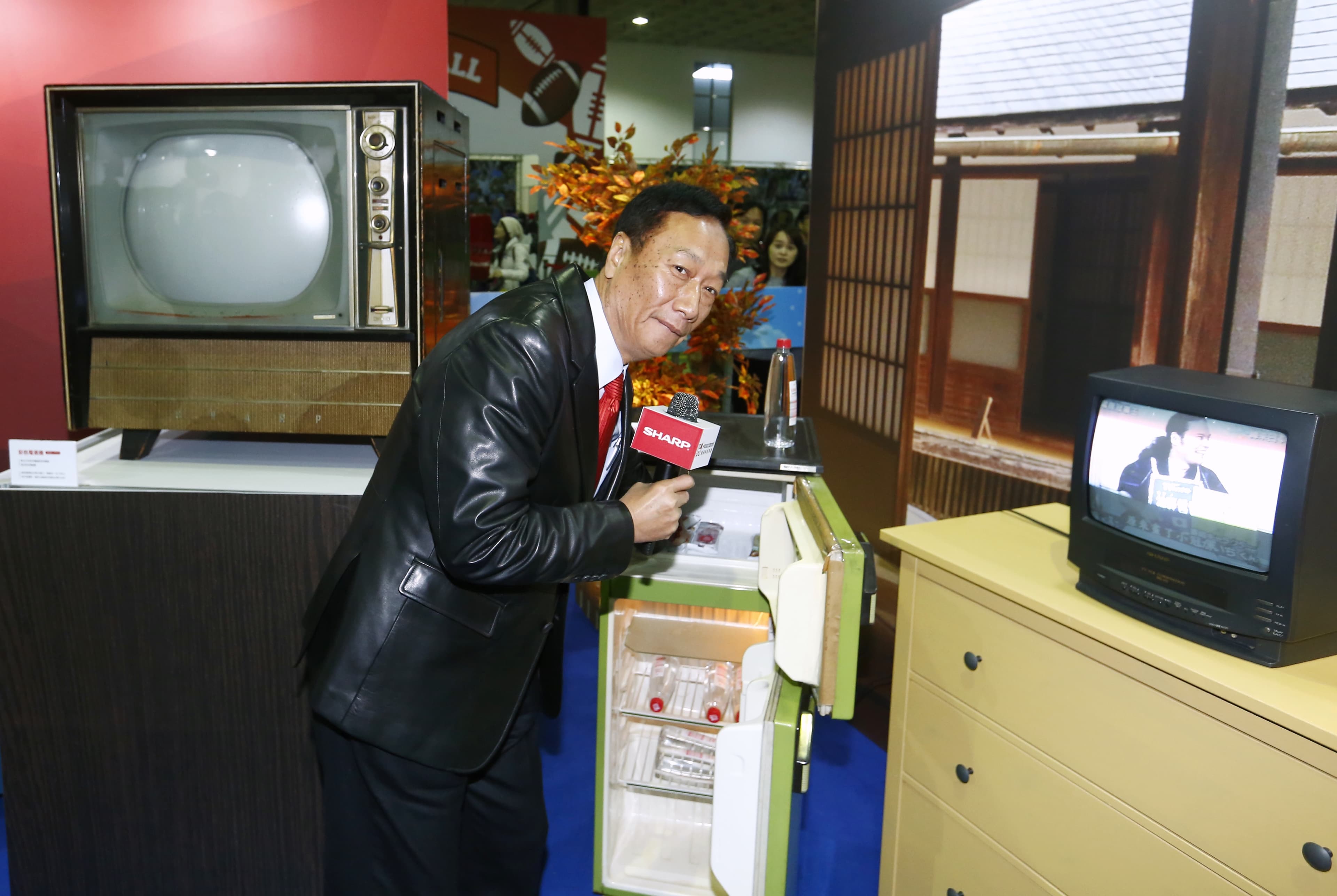 現場展出的文物，一路追朔到1915年到2008年之間，包含日本第一台彩色電視機。