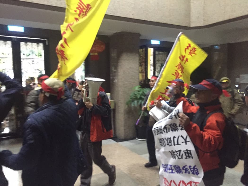 反年金改革抗議民眾今天下午忽然轉移陣地,衝入教育部。