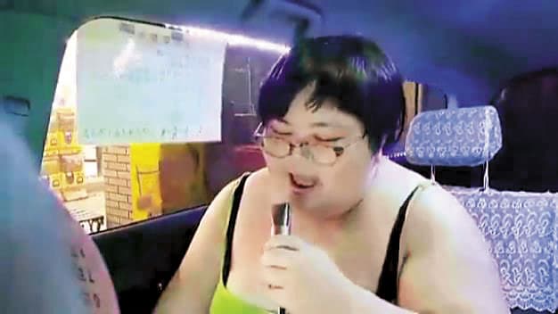 2015年,汪綺素顏搭上司機涂清涼的計程車,一夜爆紅。(翻攝自臉書)