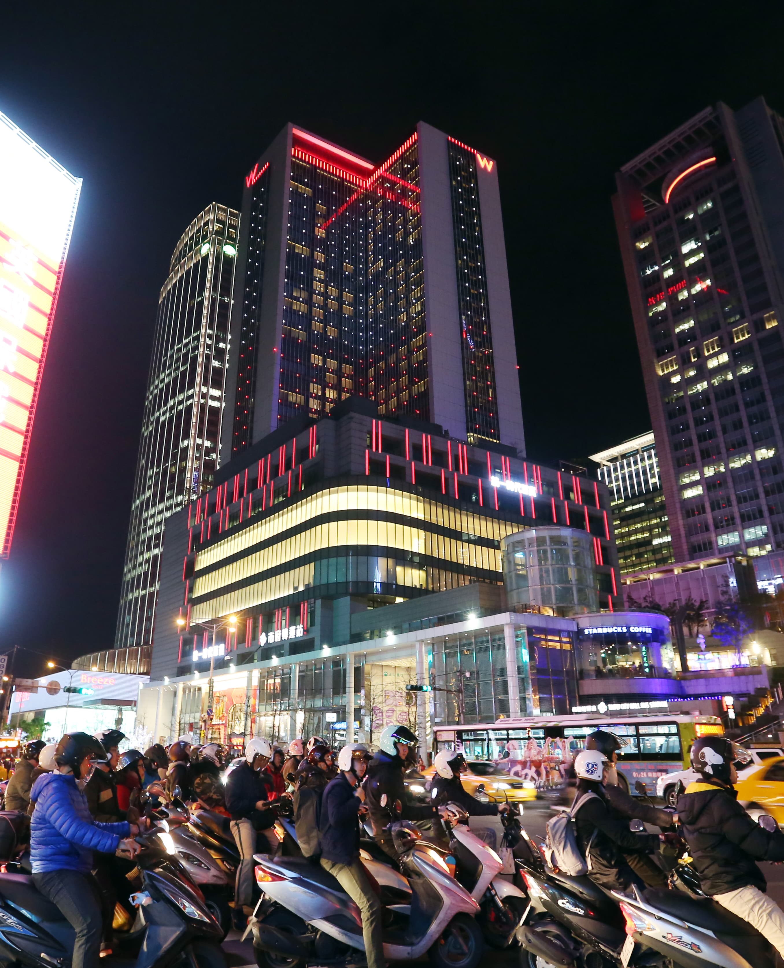 位於北市捷運市政府站的統一時代百貨，2樓有露天的休憩空間。