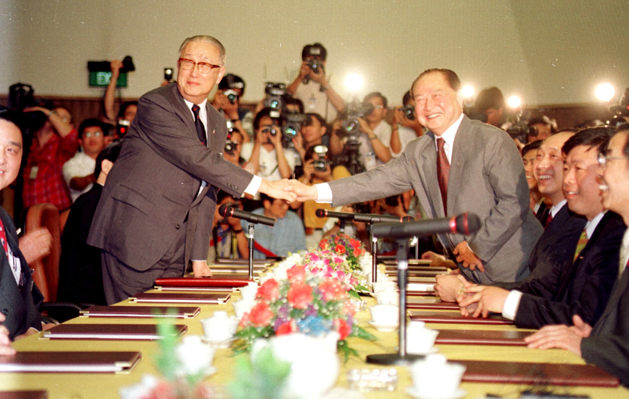 1993年4月，時任海基會董事長的辜振甫代表台灣與海協會會長汪道涵舉行第一次辜汪會談，促成兩岸破冰對話，辜成允因此自詡為「九二共識」傳人。（聯合知識庫）