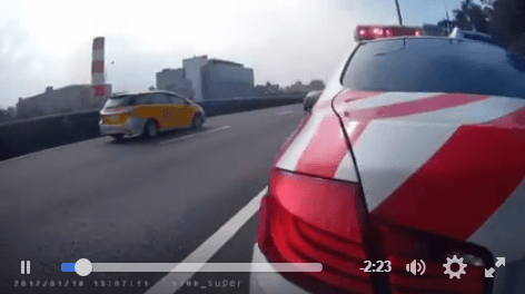 警車上前盤查計程車司機,詢問為何開這麼慢。