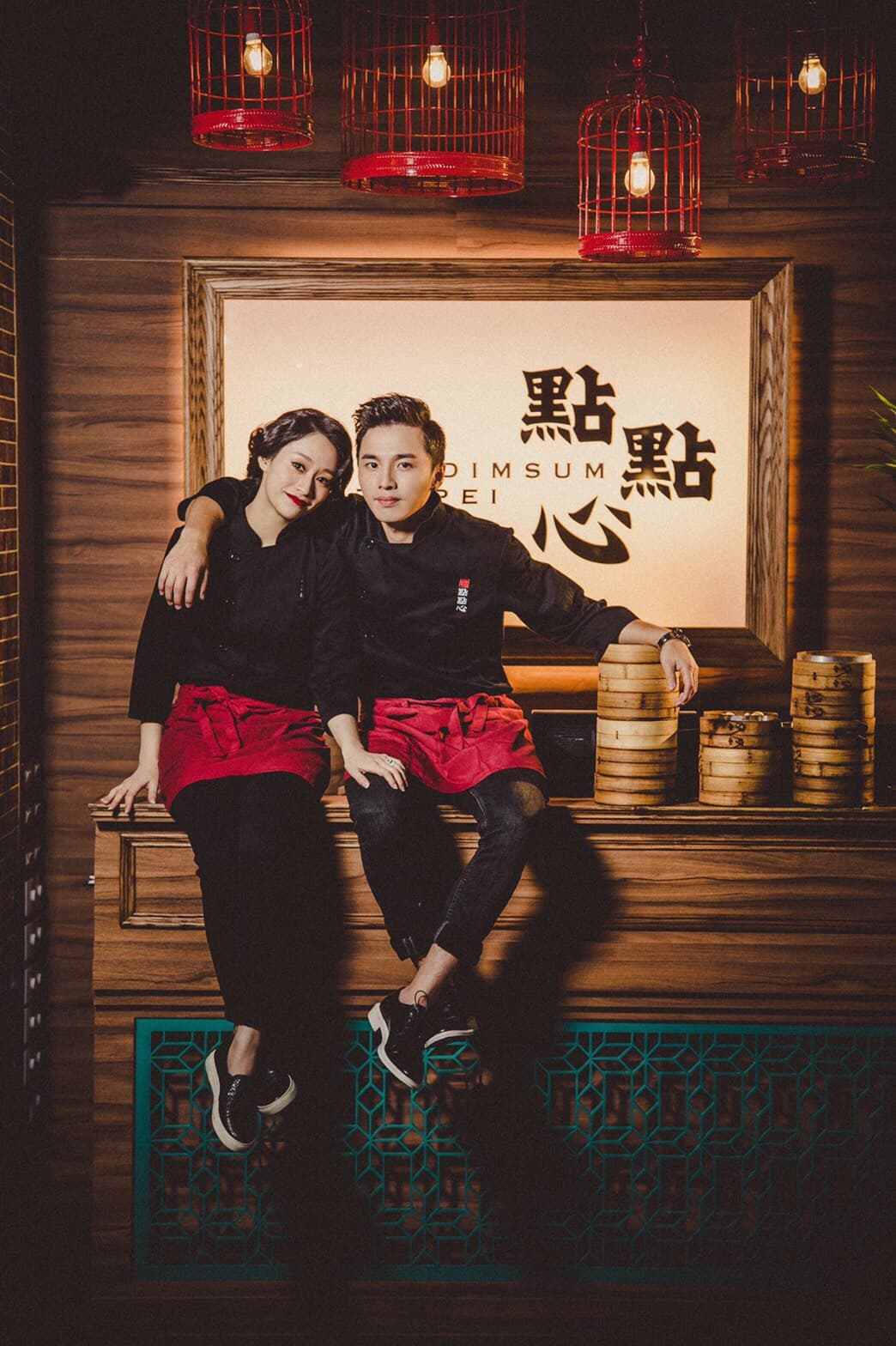 太太錢文儀（圖左）帶阿緯（圖右）認識香港點點心，開啓他跨行餐飲創業之路。（阿緯提供。）