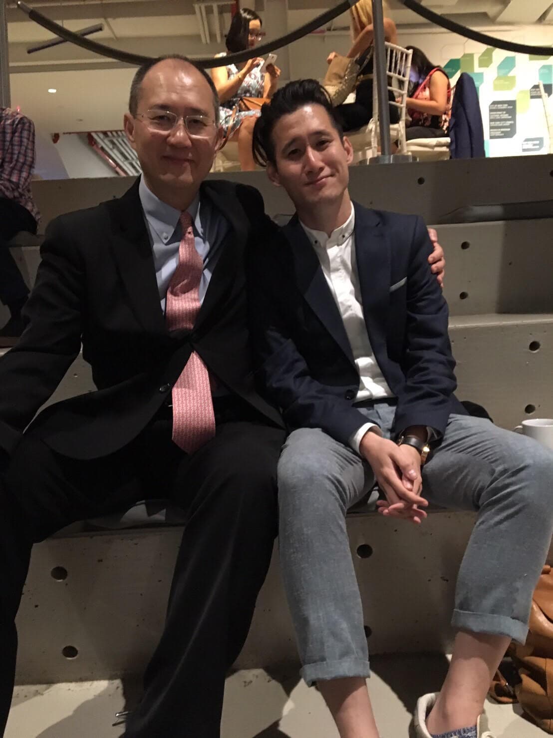 辜成允育有1子1女,兒子辜公愷(右)目前在紐約從事設計工作,尚未進入台泥集團。