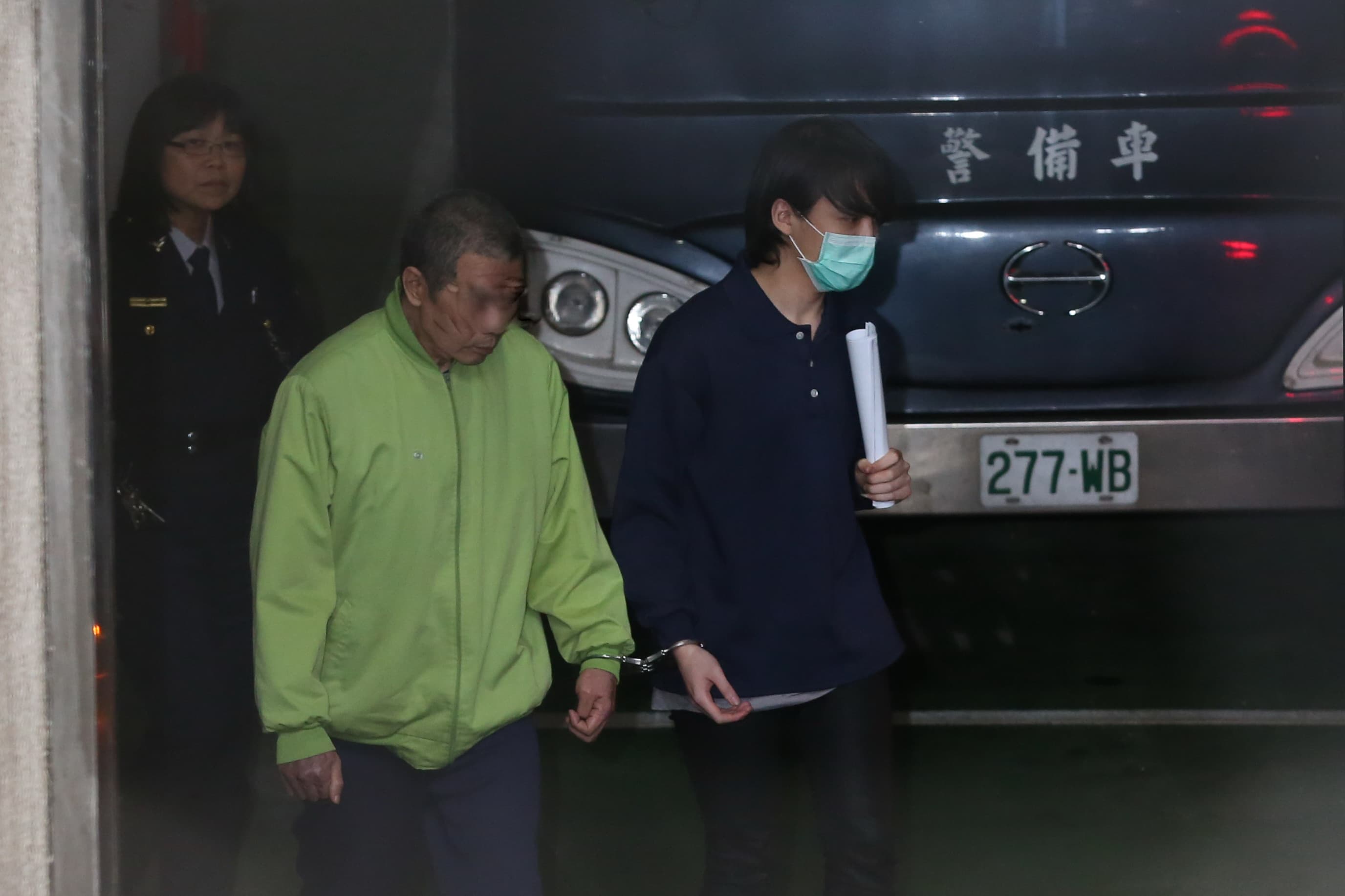 曾替前總統陳水扁算塔羅牌的詐騙犯黃琪，今與安德魯等人同一囚車，他與另案一名台籍被告銬在一起。