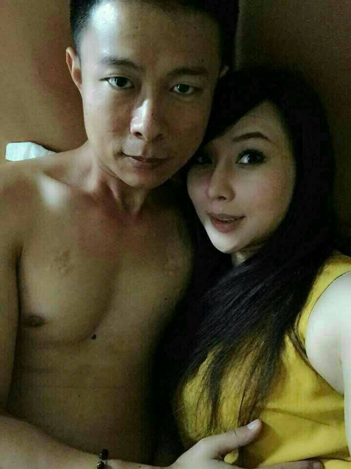 本刊取得邱惠美與這名男子的合照,此為男子光著上身大膽觸摸邱胸部的合照。