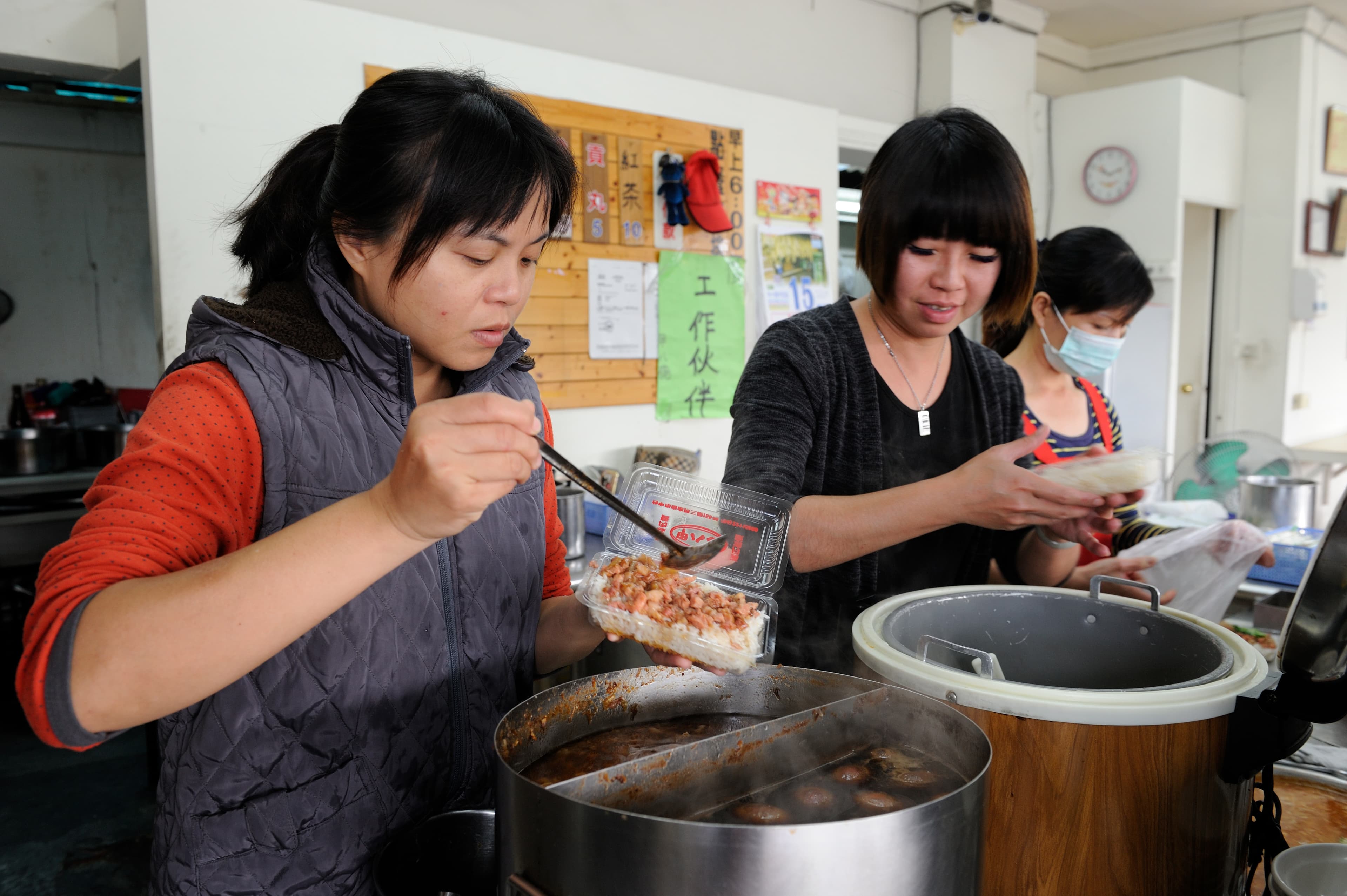 李俊男的妻子(左)是梁宜琪親外甥女,小倆口先前差點受上一代爭執而影響婚姻,現在2人同心經營「甲八碗」。