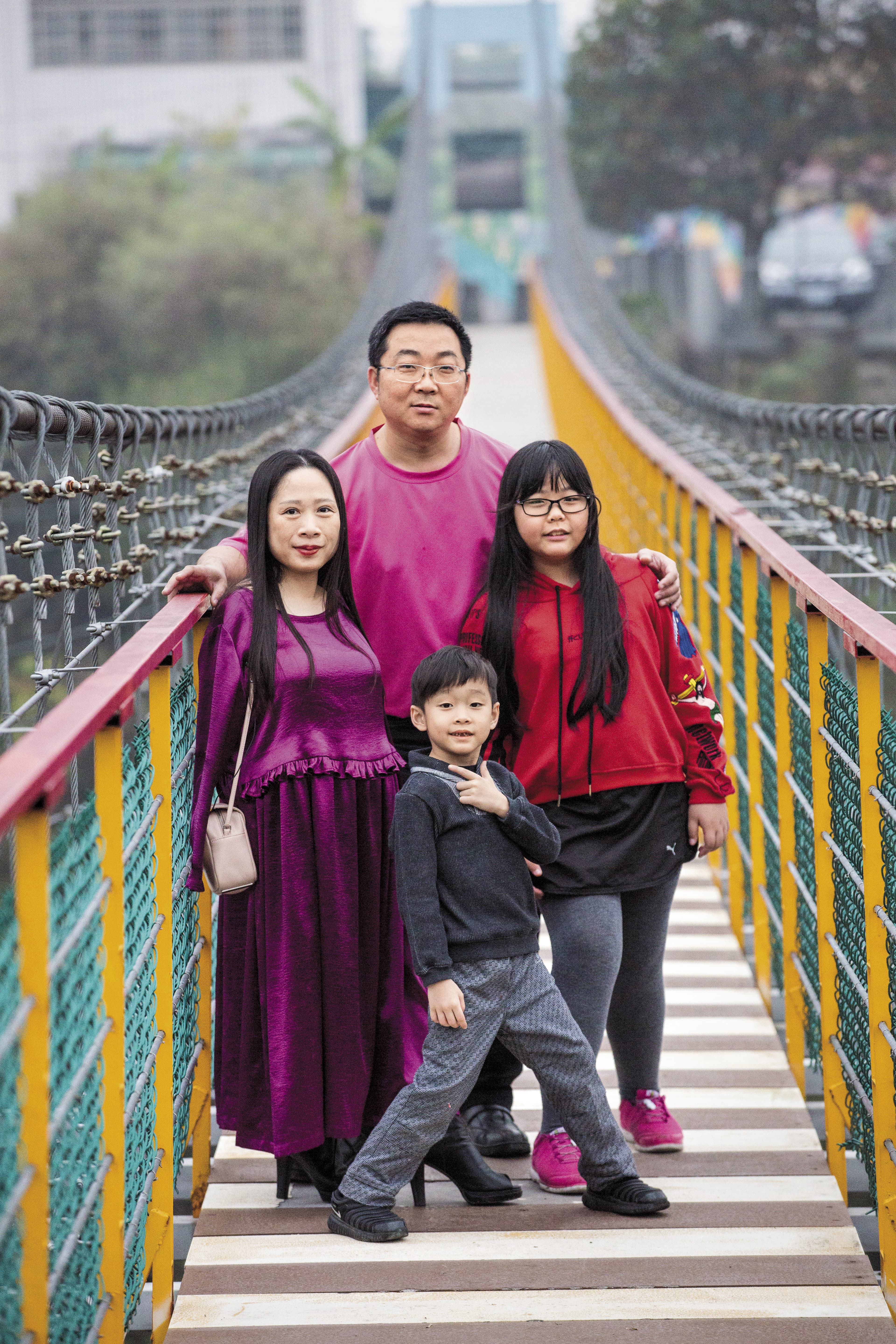 成功吊橋是當年楊恩典被抱到六龜育幼院的原點,如今楊恩典已有自己的小家庭,與先生陳信義(後者)育有一對兒女。