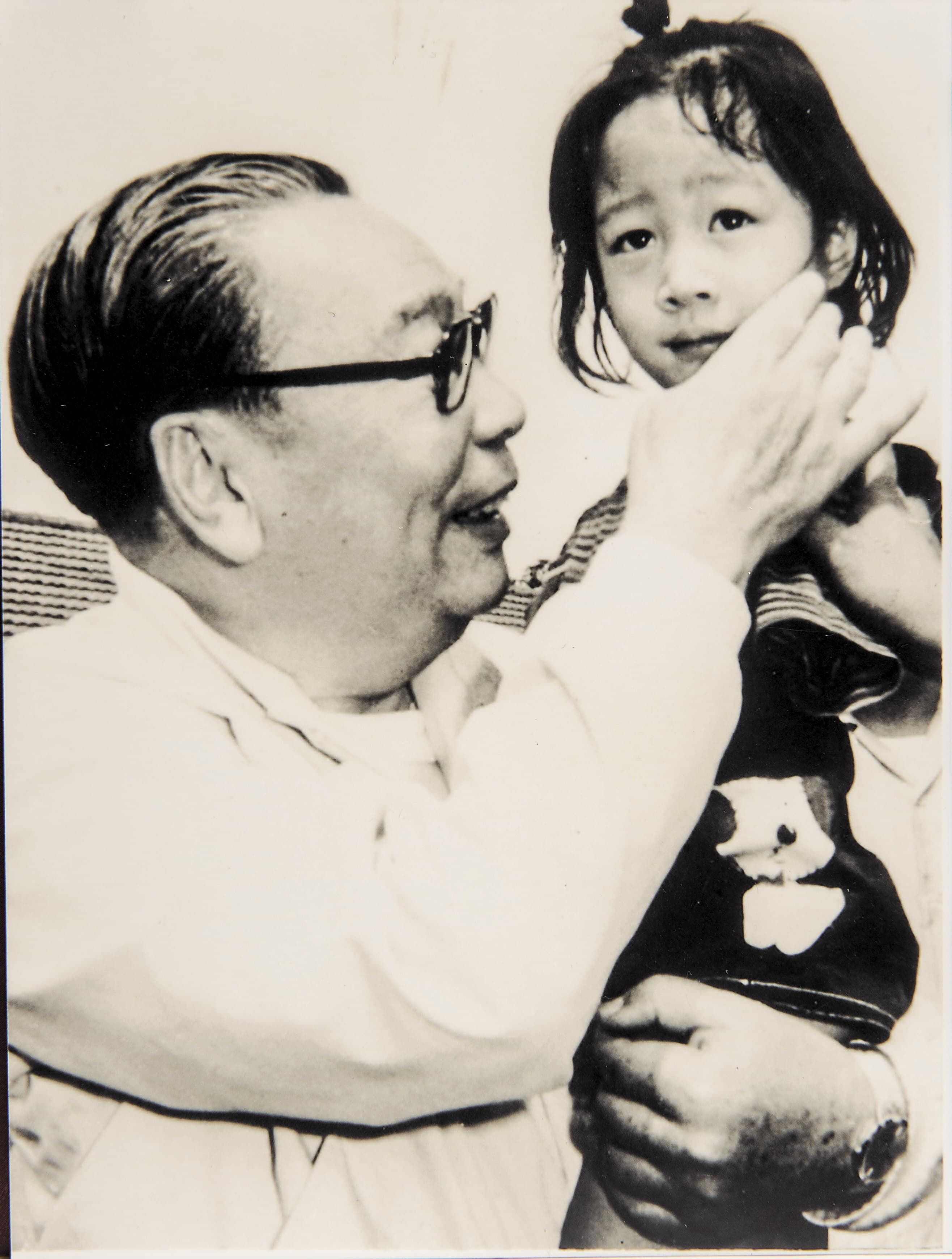 前總統蔣經國造訪六龜育幼院時,一把抱起無臂的楊恩典,讓她成為全國最知名的小孩。(楊恩典提供)