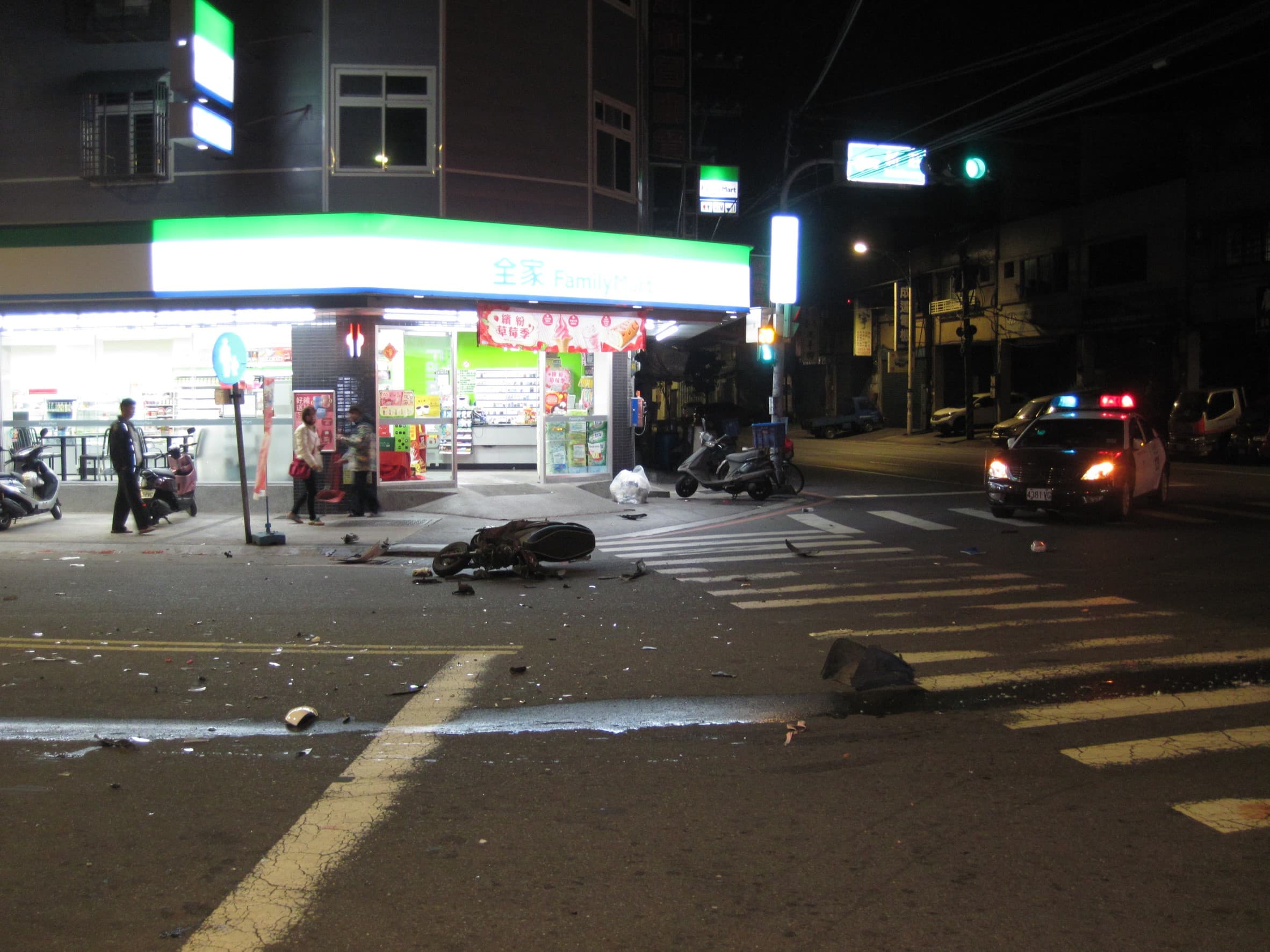 強大撞擊力道讓機車零件和汽車玻璃散落一地,現場畫面怵目驚心。