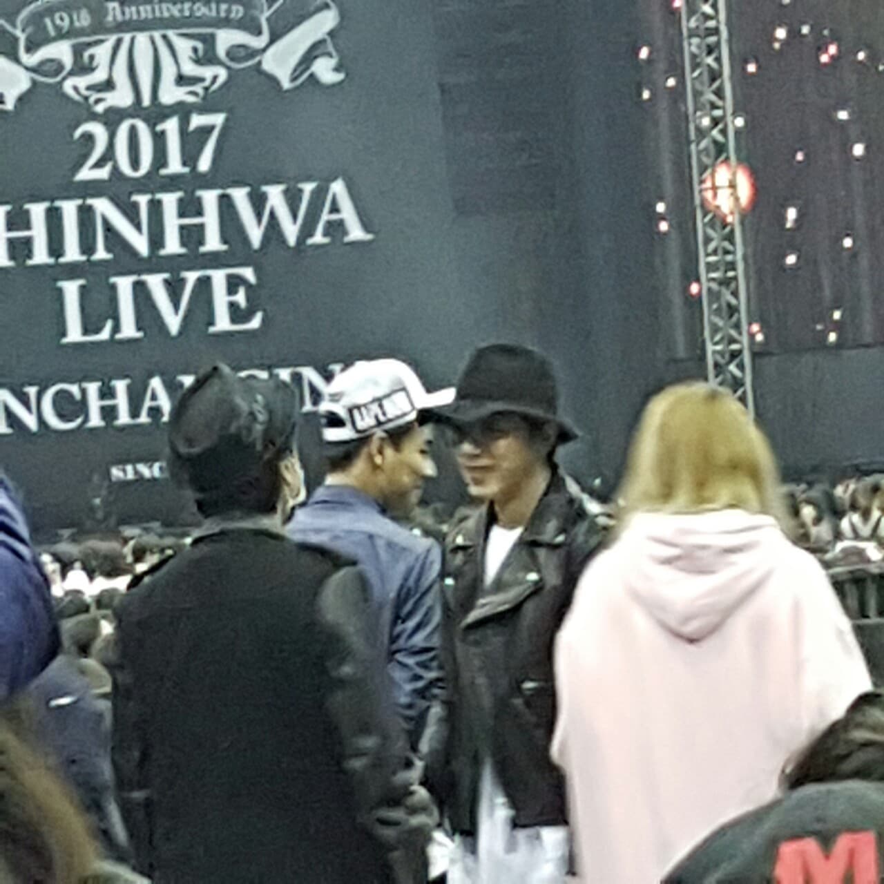 坤達(右二)與TORO(左)現身於韓團神話演唱會場,2人有說有笑,全黑帥氣裝扮讓人想起當年ENERGY男團時期。