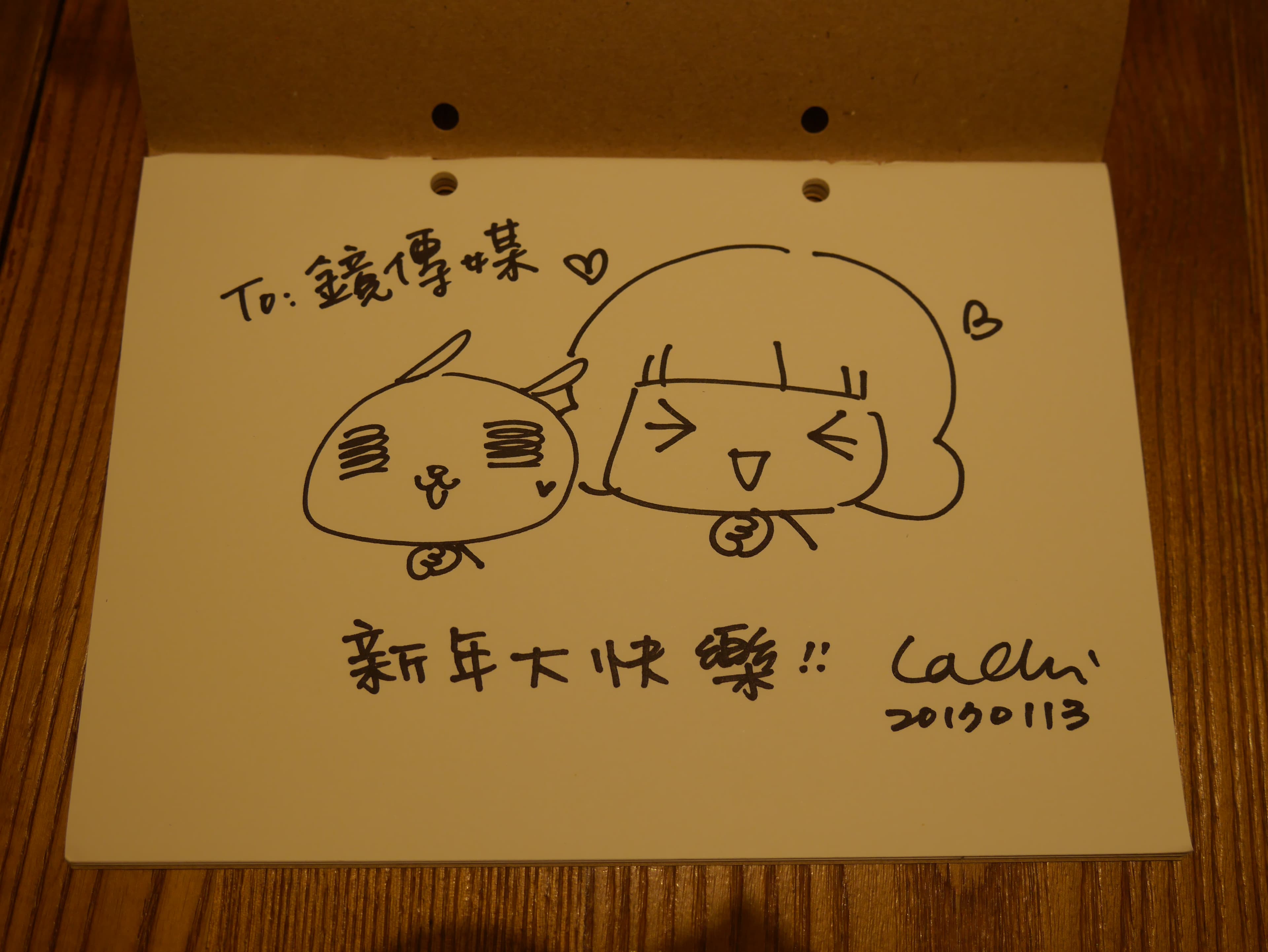 楊宇庭畫插畫跟鏡傳媒的讀者打招呼。