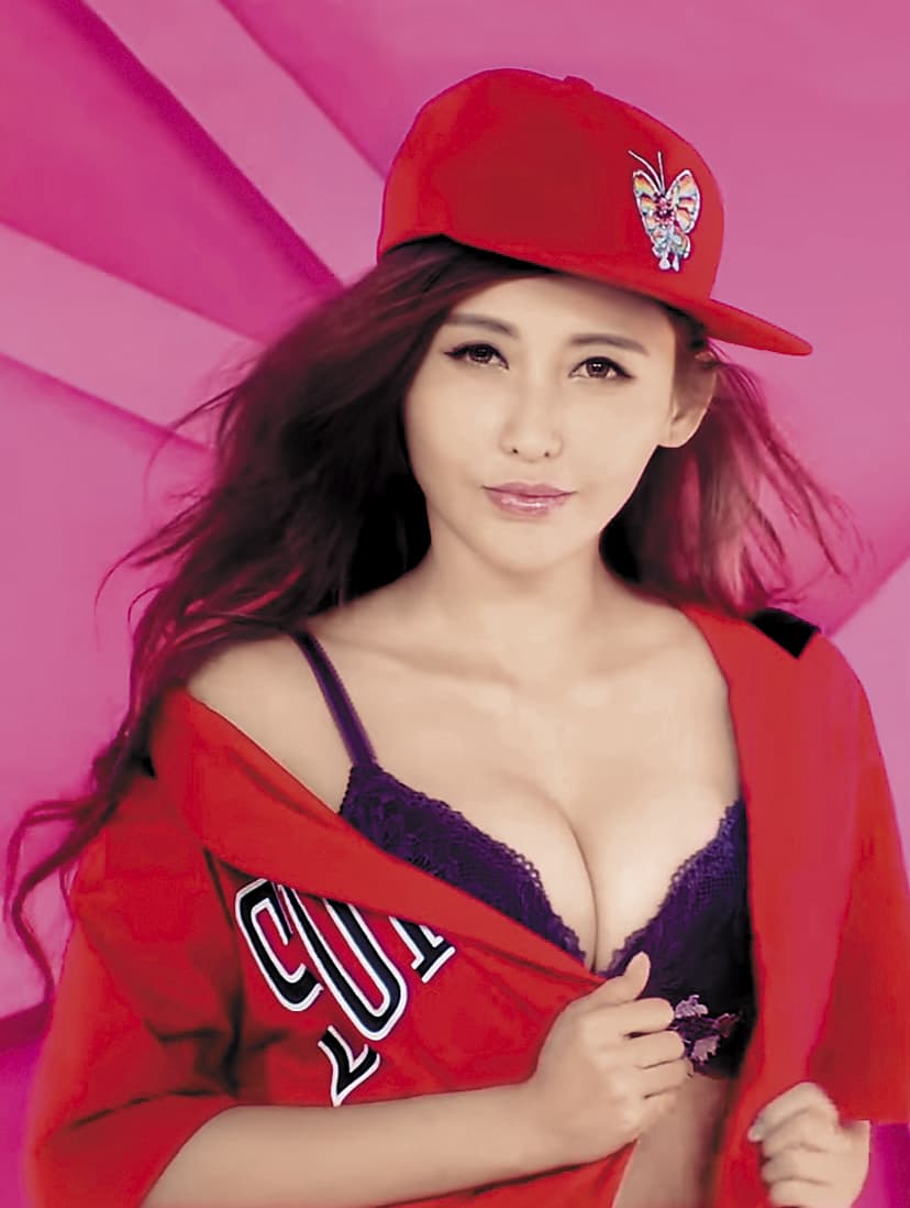 因為內衣廠商置入,愷樂連拍新歌〈久等了〉MV,都穿著胸罩又唱又跳。(翻攝自YouTube)