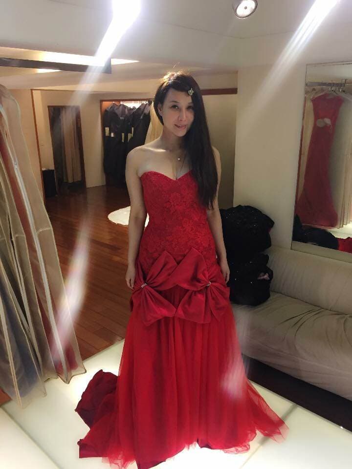邱惠美結婚時沒拍過婚紗，前夫死後，她才去拍了「單人婚紗」，完成心願。（邱惠美提供）