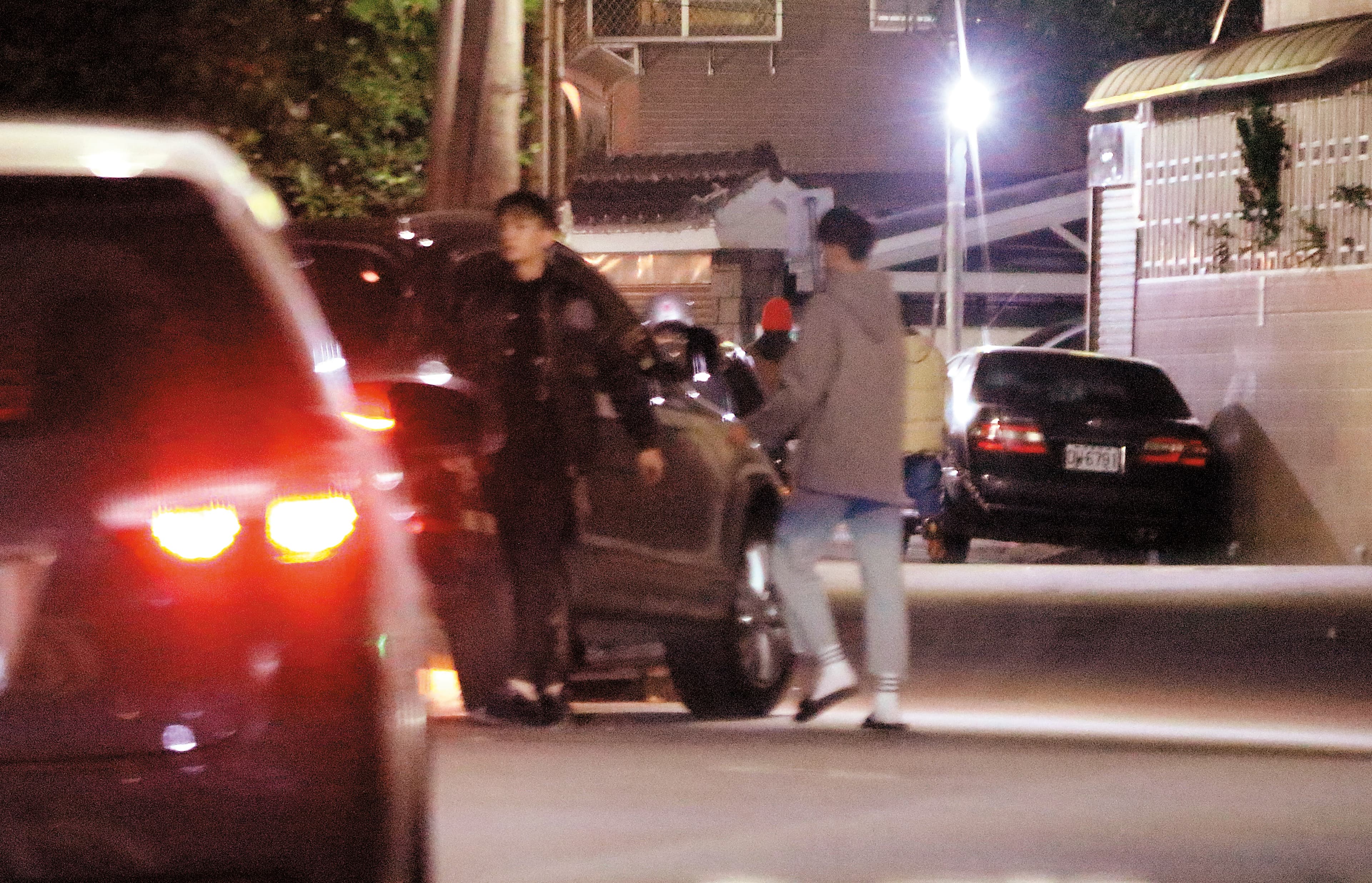 21：26 炎亞綸接送的嫩男上了車後，又下車回家；沒多久又出現，上了炎亞綸的車開往旅館。