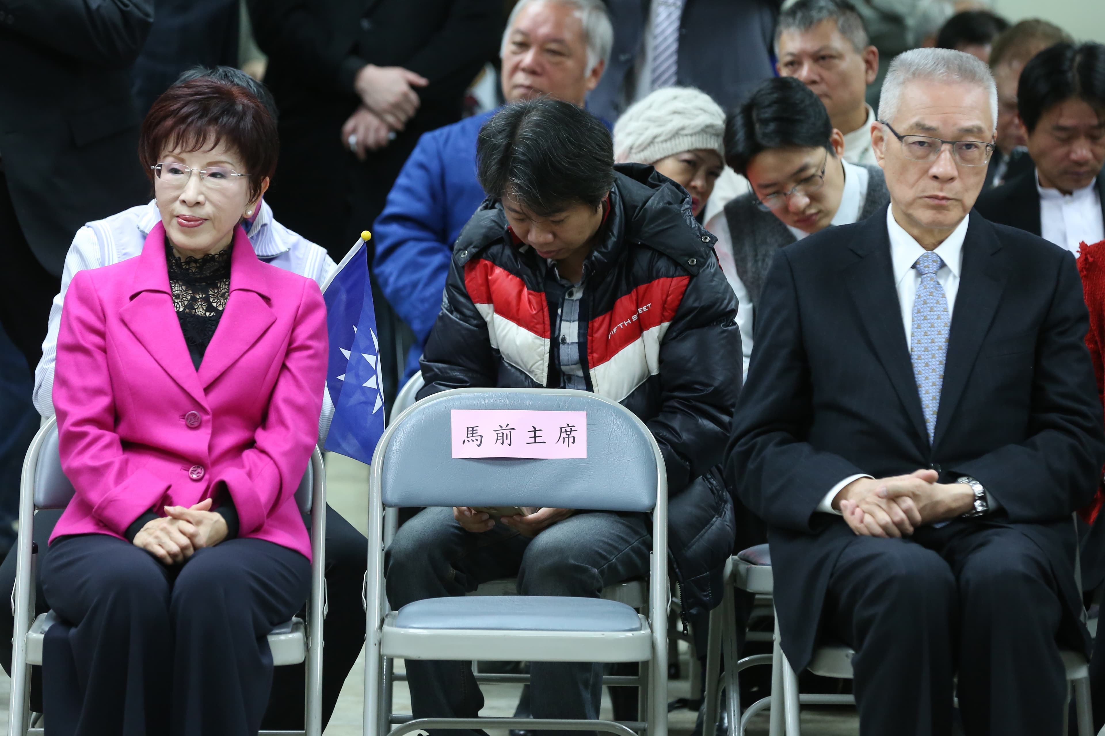 前副總統吳敦義對洪秀柱更改黨主席選舉遊戲規則大感不滿,希望其他候選人能共同監督。
