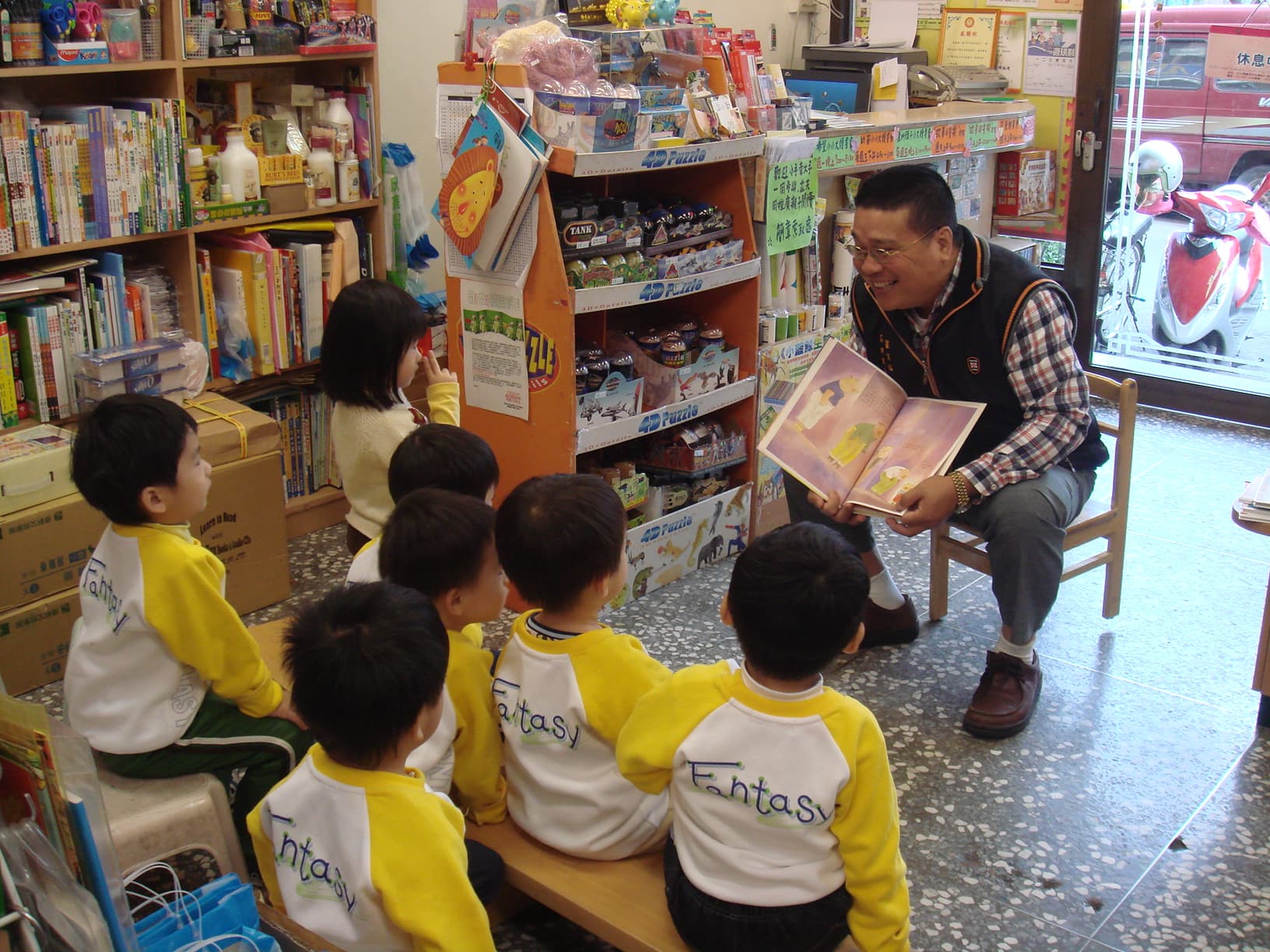 「阿福的書店」是新北市蘆洲的獨立書店,阿福(右)生前常說故事給小朋友聽,最喜歡聽孩子喊他「福爸爸」。(楊雪惠提供)