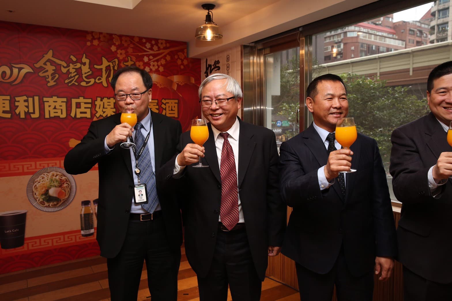 全家便利商店董事長葉榮廷(中),喊出2020年營收拚1,000億元目標(左為全家執行副總吳勝福、右為總經理薛東都)。