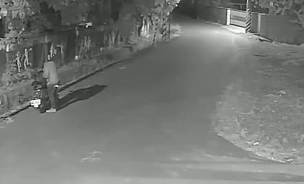 警方出示監視器畫面顯示,王嫌犯案後將證物丟棄水溝。