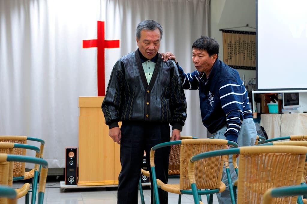 「呷七碗」老闆李東原(左)和「吃七碗」老闆李垂欣(右)是兄弟,李垂欣與妻子鬧翻後,受李東原影響信教,也學著放下對前妻的怨憤。