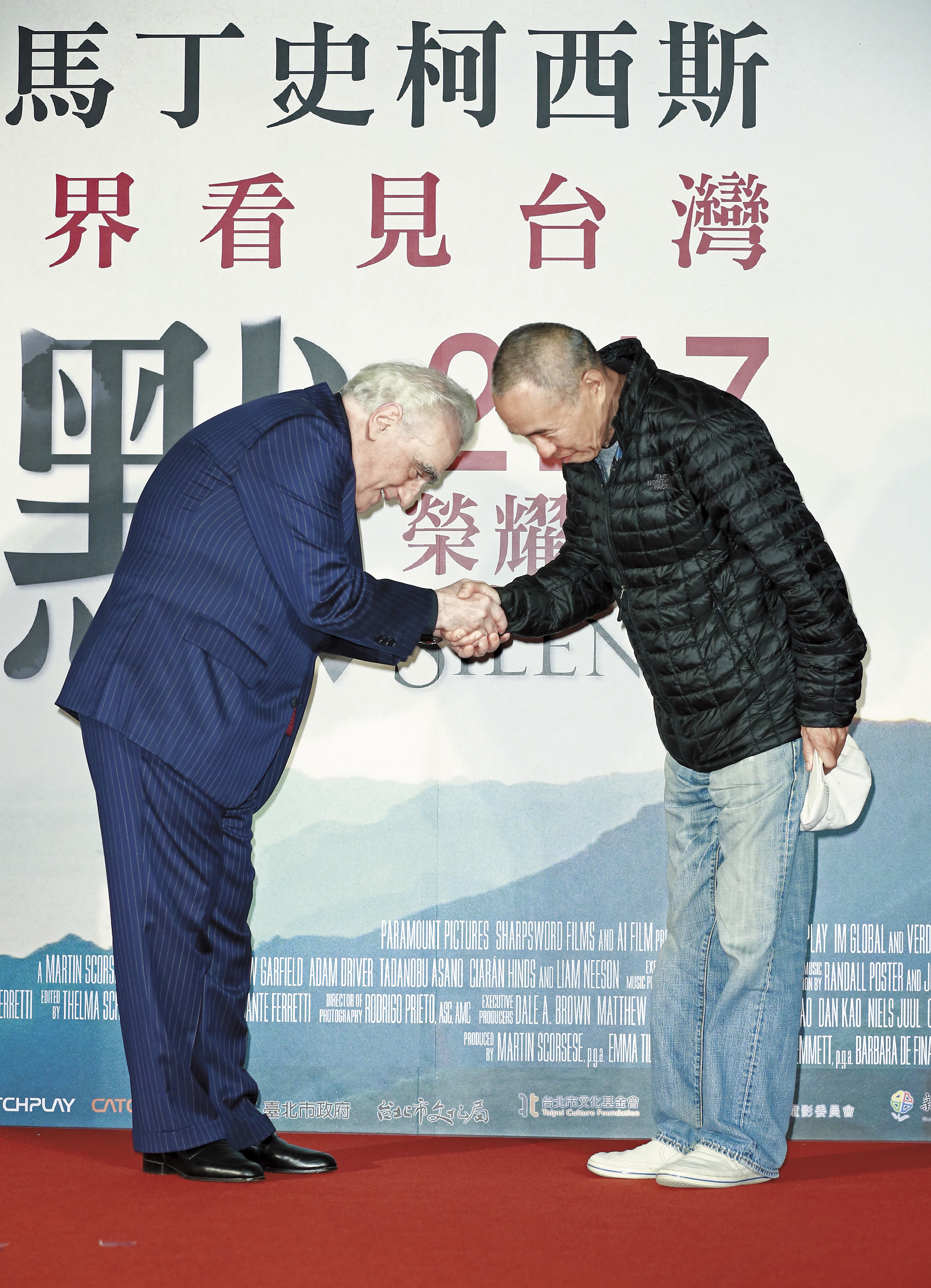 《沈默》在台首映時，導演侯孝賢（右）獻花給史柯西斯（左），彼此惺惺相惜。