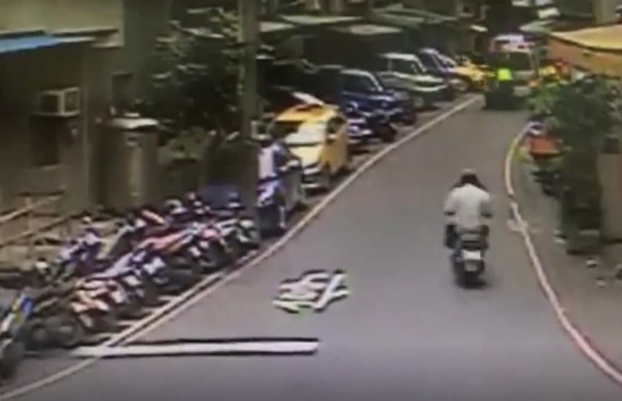 蘇嫌今日凌晨掐死女友,還抱著幼子同上救護車。
