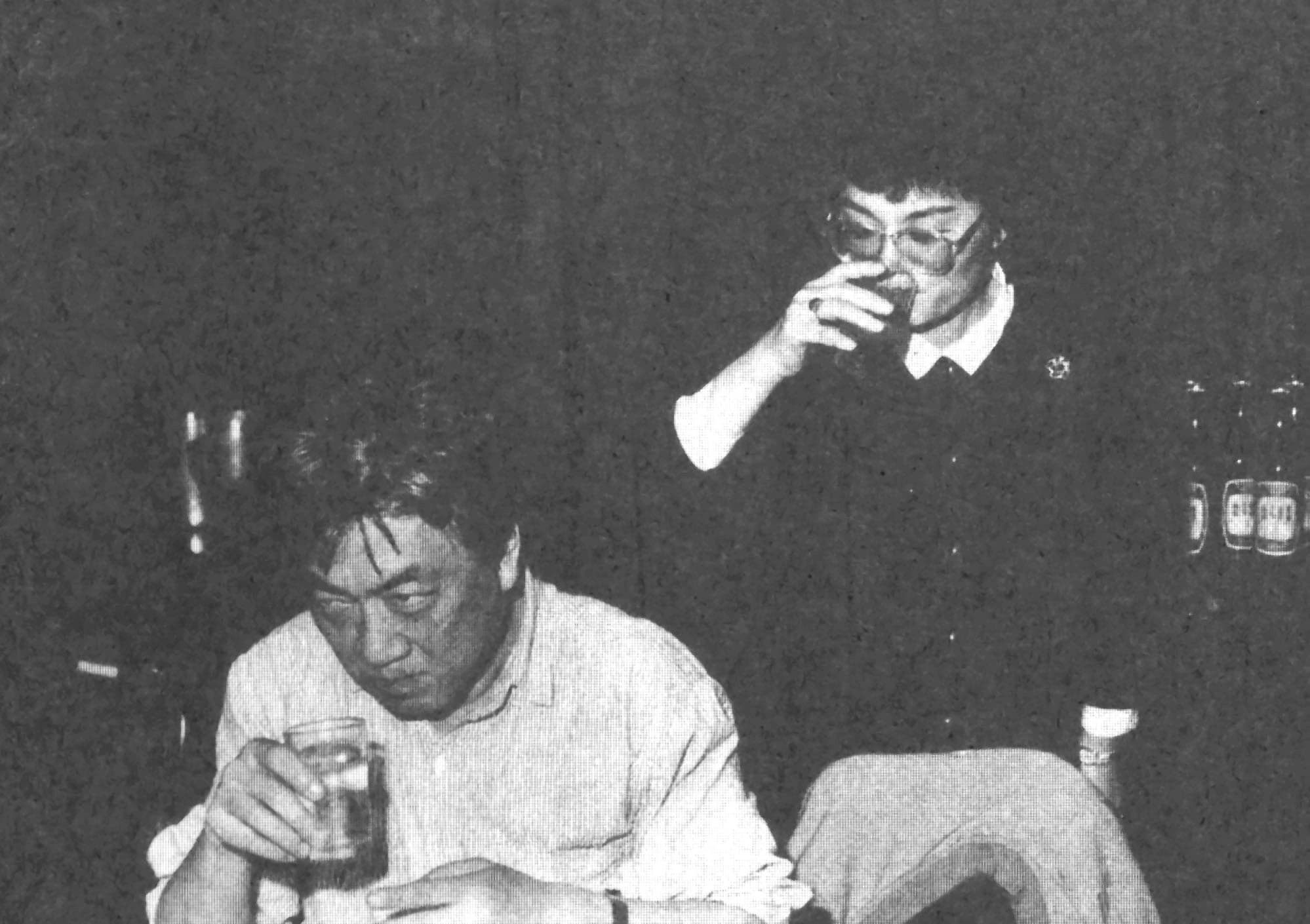 1989年，陳映真（左）與季季（右）在一場活動中向文友敬酒。（季季提供）