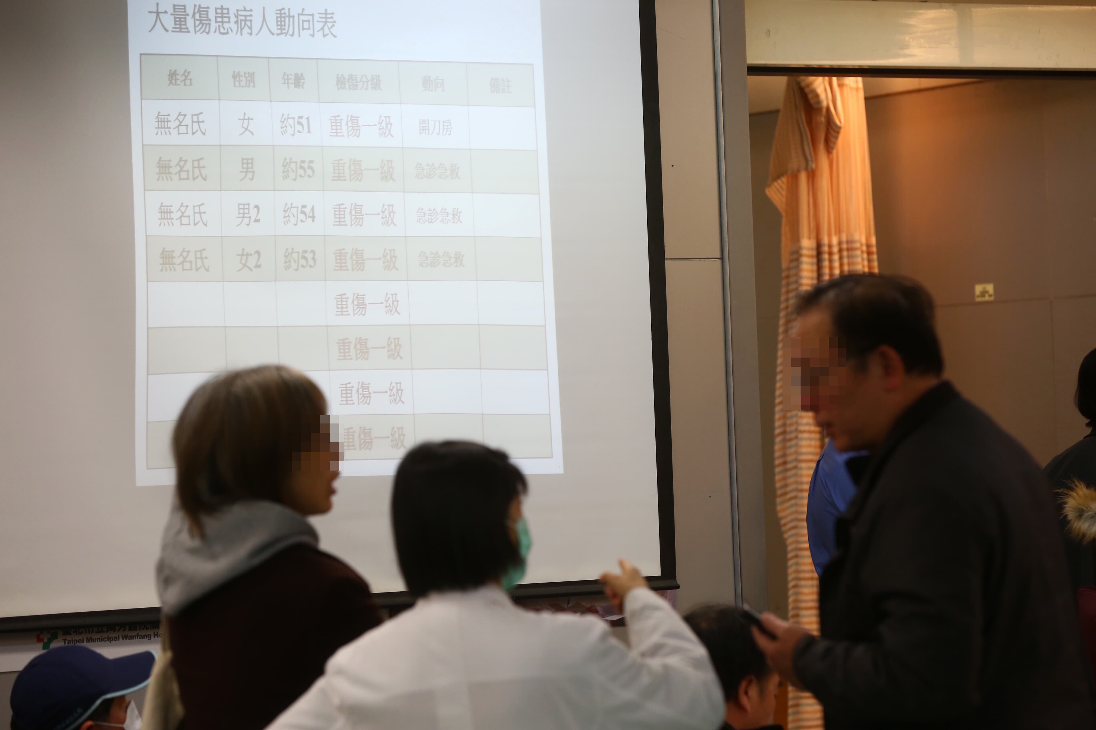 昨晚發生遊覽車翻覆重大事故,消防單位全力搶救,醫院系統也立刻啟動大量救傷機制。