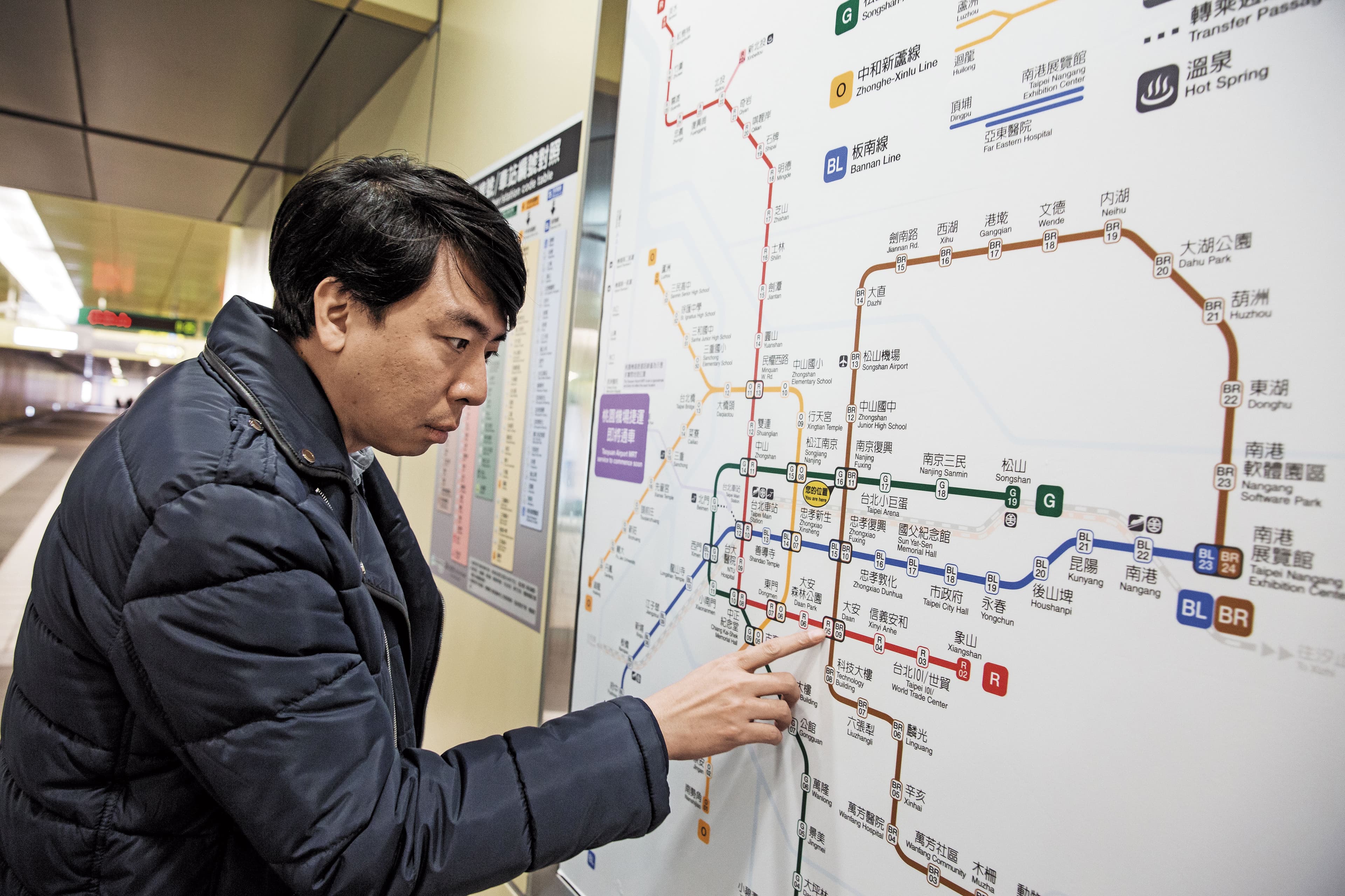 十幾年沒買車也沒自己開車的梁赫群,幾乎都是以捷運代步,不擔心民眾指指點點,相當自在。