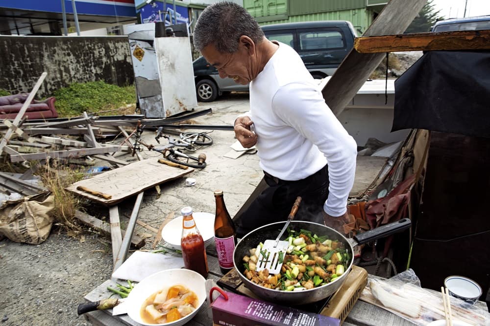周進田邀請我們路邊野餐,燉牛肉湯加上一道川菜回鍋肉。