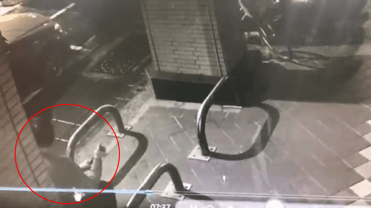 林男坐在路旁的護欄上,不斷轉動手中的警棍,在找尋下手最佳時間點。