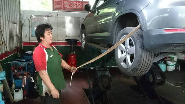 民進黨立委蕭美琴2014年在花蓮駕車跑攤時，發現有蛇鑽進底盤，因此開到消防隊抓蛇。（翻攝蕭美琴臉書）