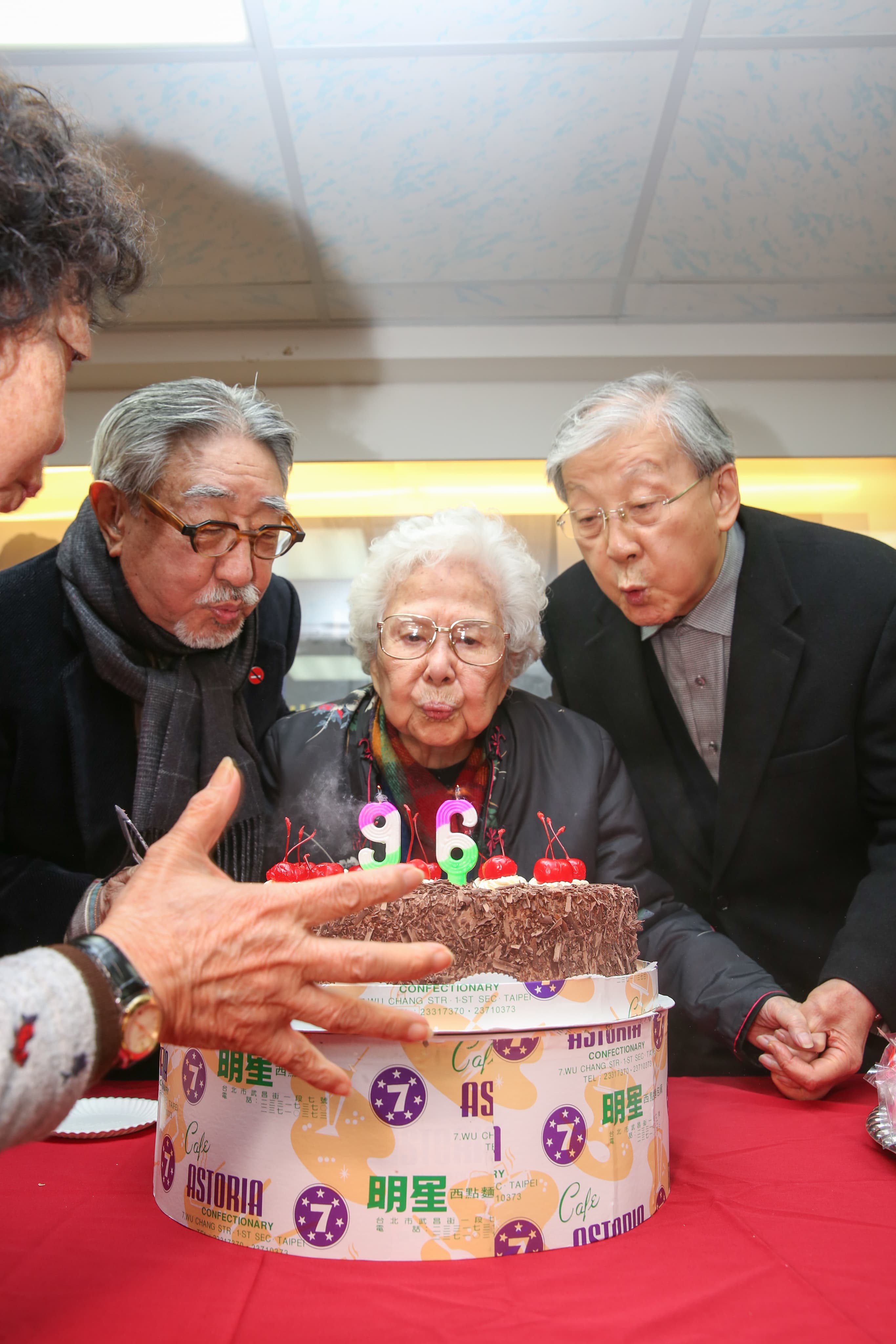 孫越(左)和崔小萍是60多年的老友,導演李行(右)也來祝壽。