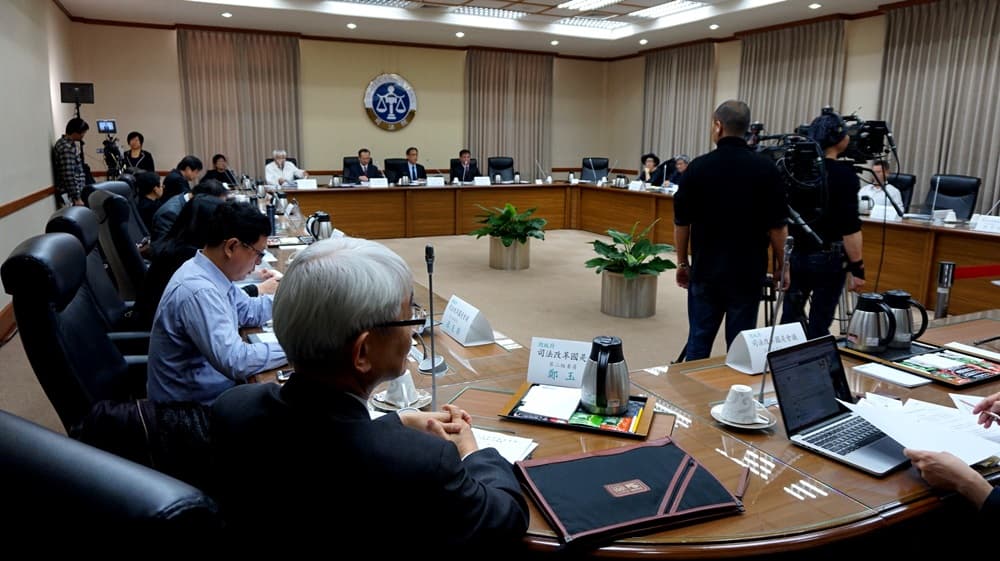 司法國是會議第二組分組討論，將討論最高法院人事精簡，最高法院院長鄭玉山(左一)座位被排在離大門最近的角落。